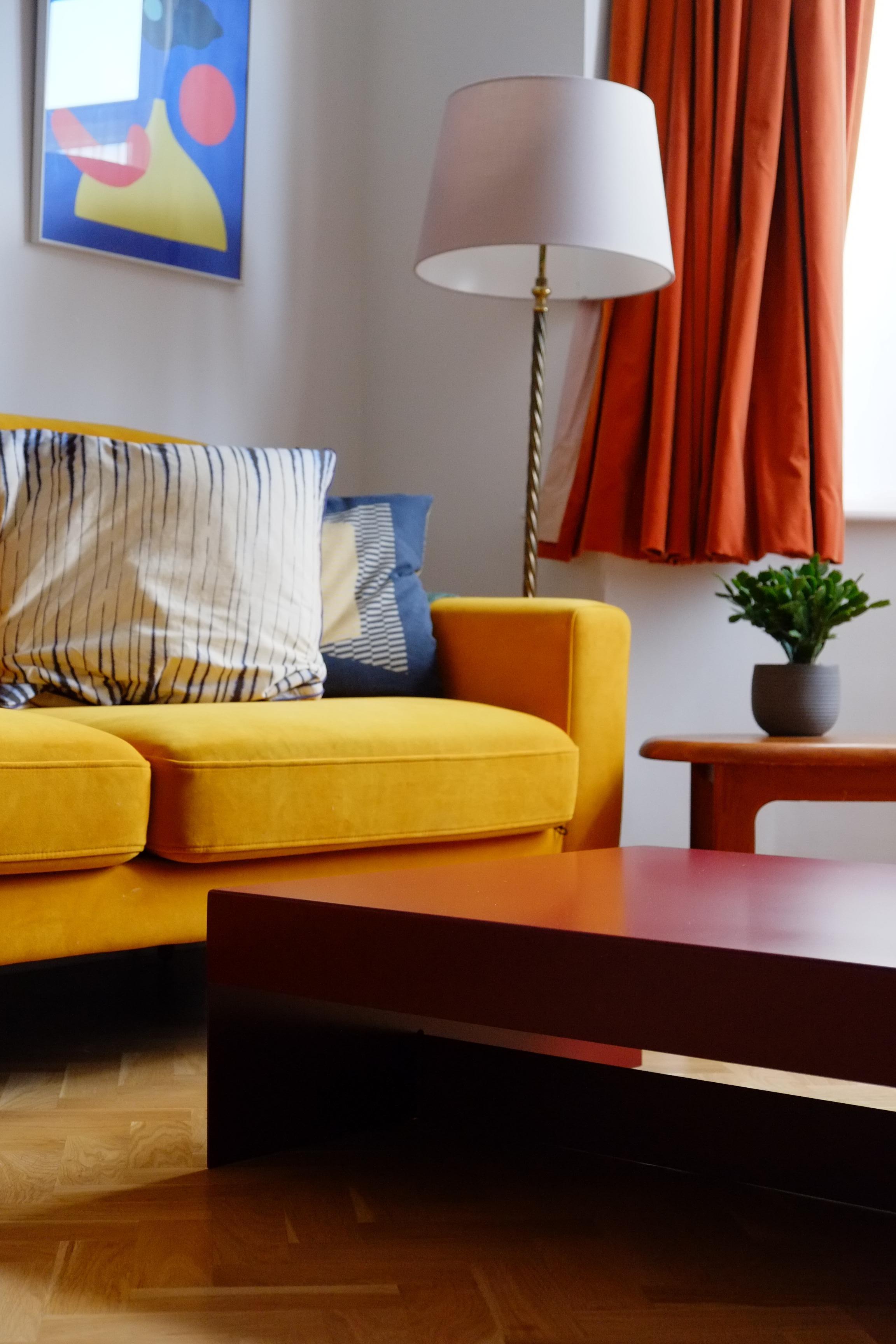 Table basse carrée en aluminium jaune mat de forme simple - intérieure/extérieure en vente 2