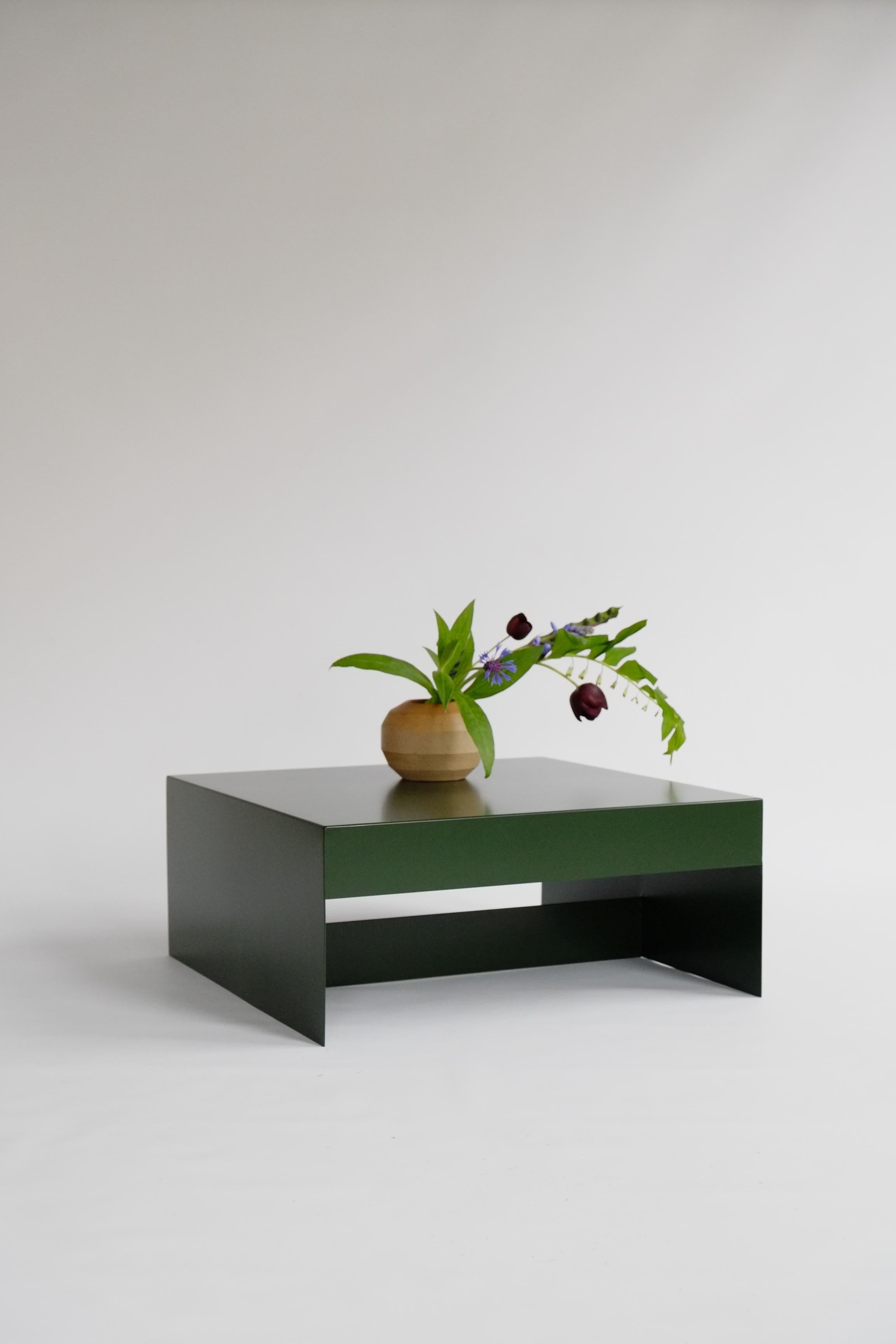 Table basse carrée en aluminium jaune mat de forme simple - intérieure/extérieure en vente 5