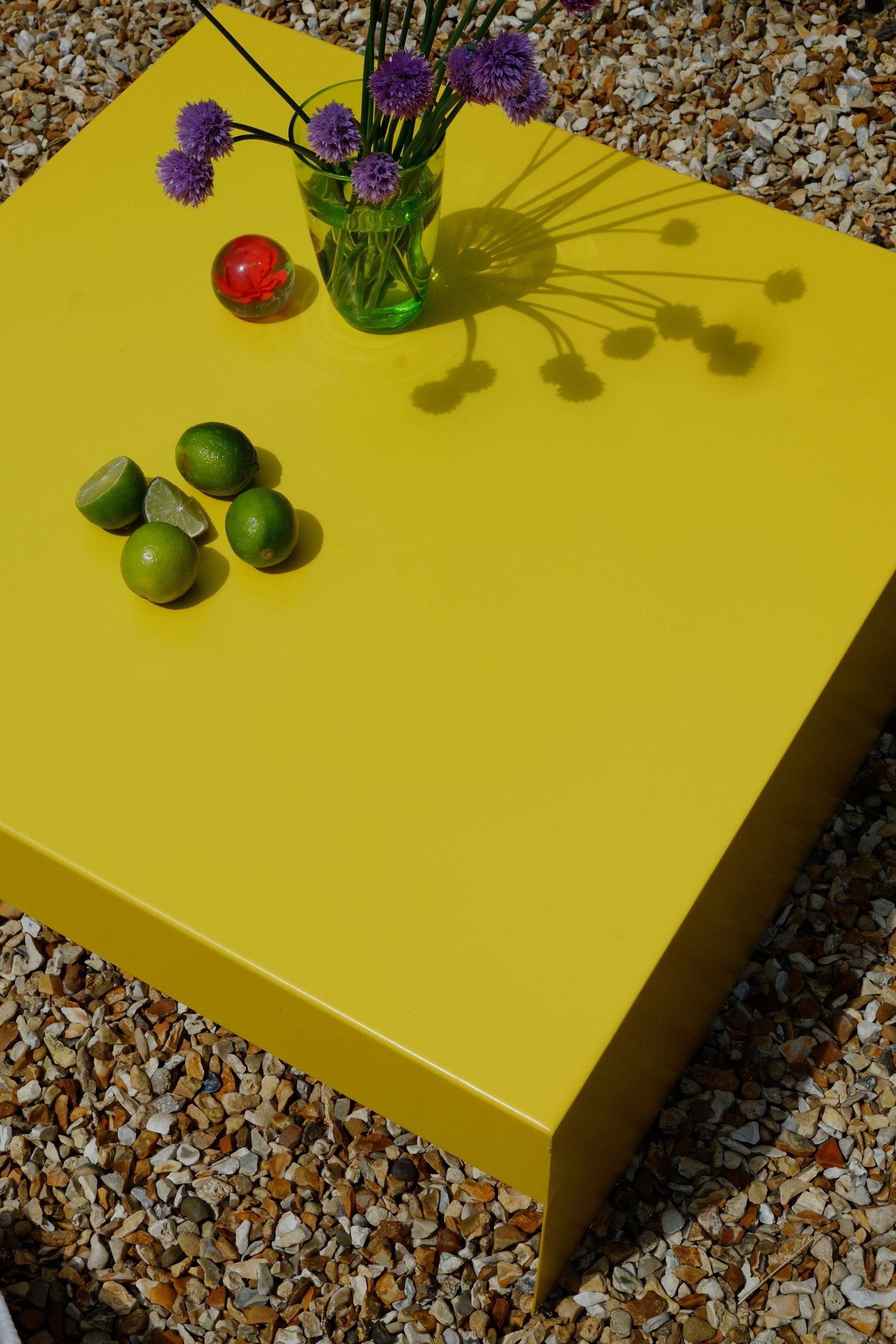 Moderne Table basse carrée en aluminium jaune mat de forme simple - intérieure/extérieure en vente