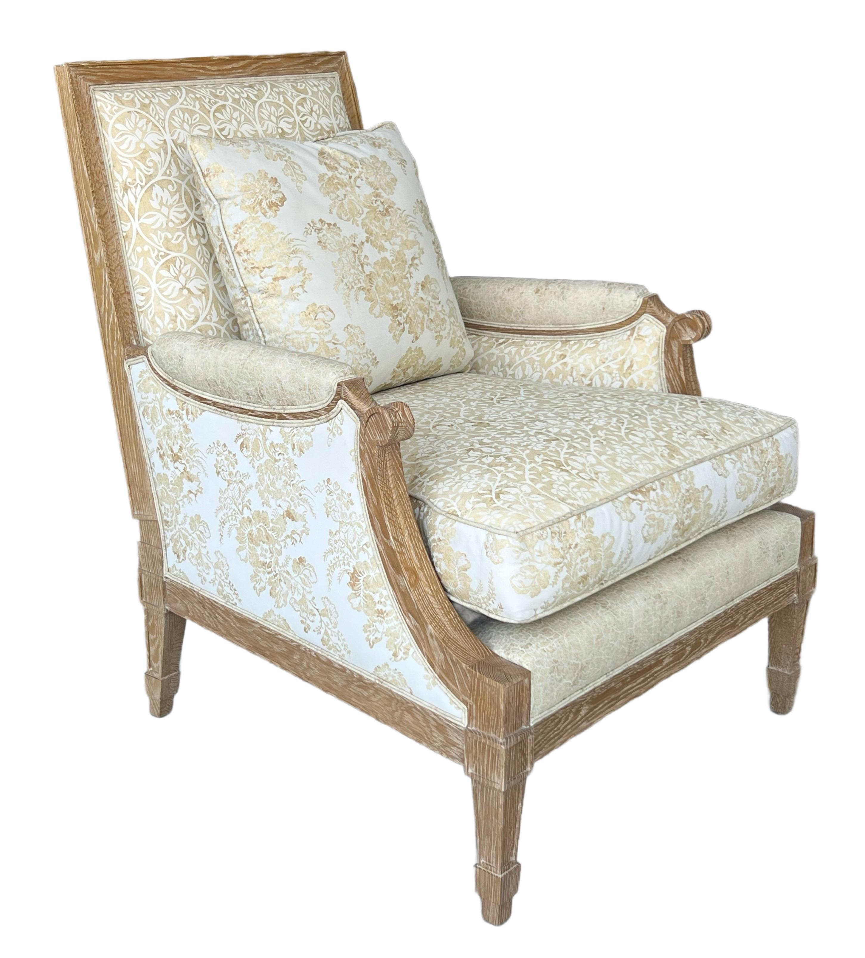 Preciosa silla. Armazón de roble arenado con asiento tapizado. El marco de roble tiene un acabado cerúleo satinado. Interesante tapicería original. 