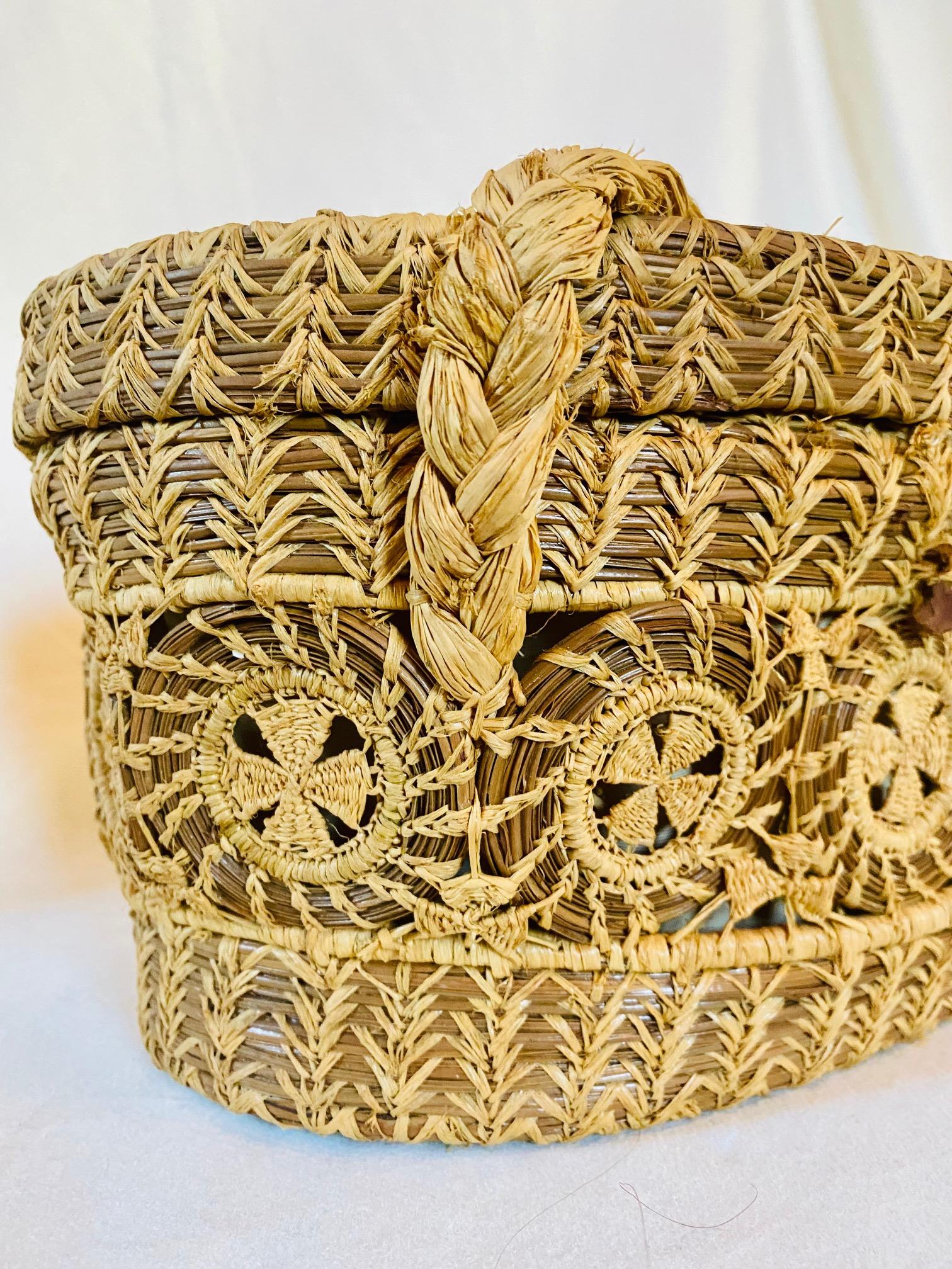 Early Vintage Mattapoisett Basket, likely by Gladys Ellis, Mid 20th Century, a hand-crafted basket modeled after a Nantucket purse, having a flat oval 