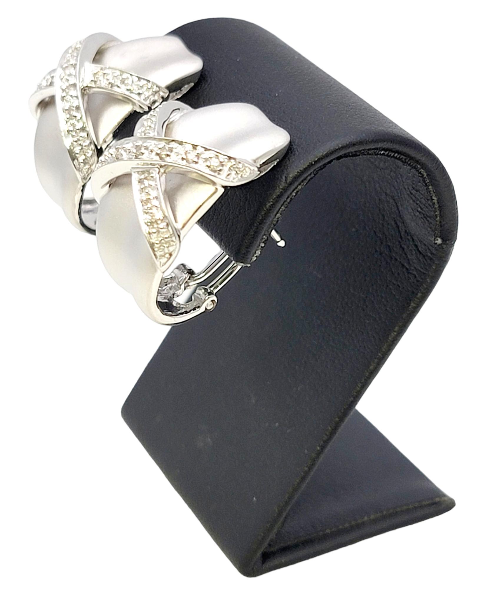 Matte 14 Karat Weißgold-Ohrringe mit halber Creolen und Pavé-Diamant X-Design  im Angebot 7