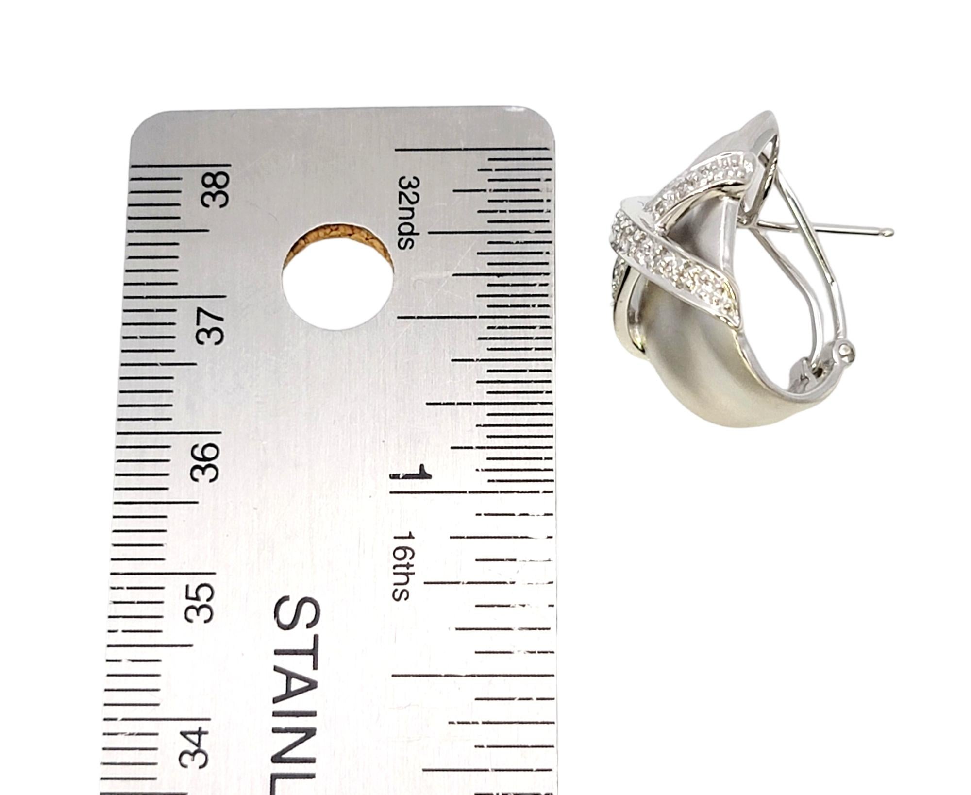 Matte 14 Karat Weißgold-Ohrringe mit halber Creolen und Pavé-Diamant X-Design  im Angebot 9