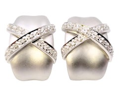 Matte 14 Karat Weißgold-Ohrringe mit halber Creolen und Pavé-Diamant X-Design