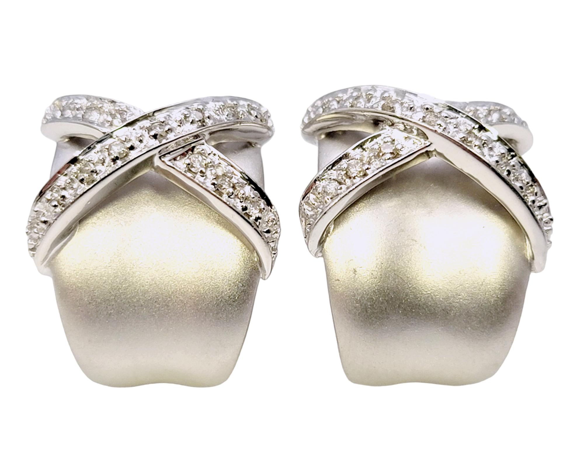 Matte 14 Karat Weißgold-Ohrringe mit halber Creolen und Pavé-Diamant X-Design  (Zeitgenössisch) im Angebot
