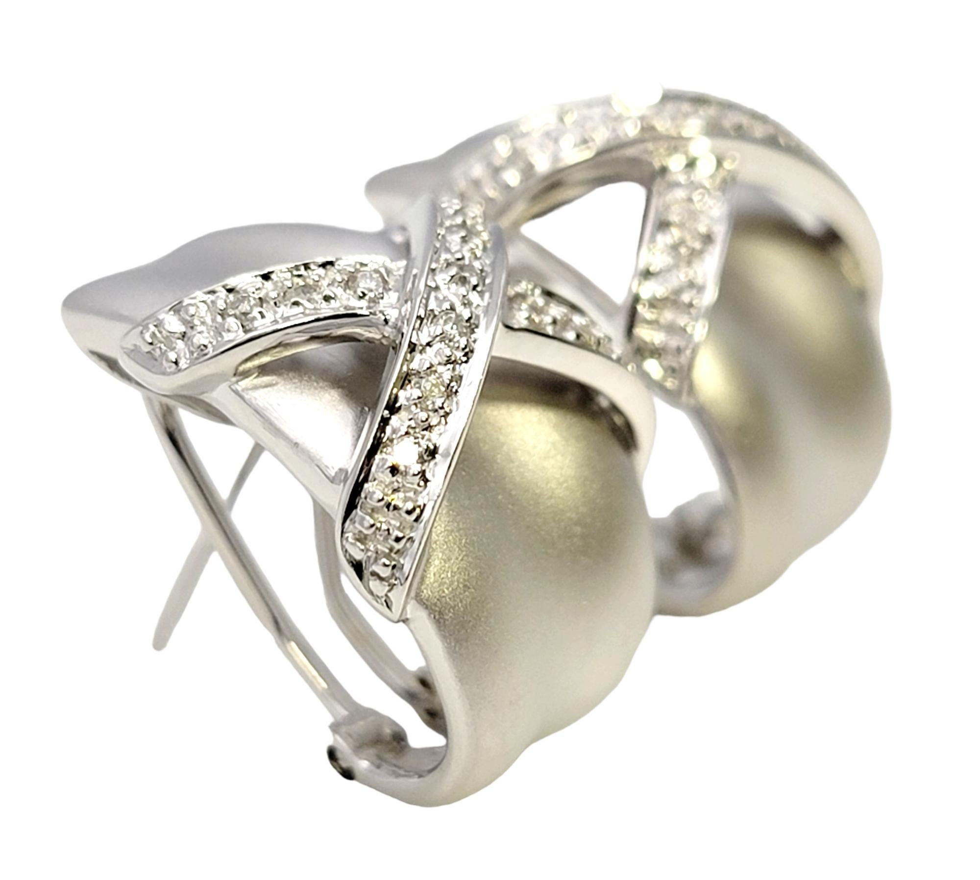Matte 14 Karat Weißgold-Ohrringe mit halber Creolen und Pavé-Diamant X-Design  im Zustand „Gut“ im Angebot in Scottsdale, AZ