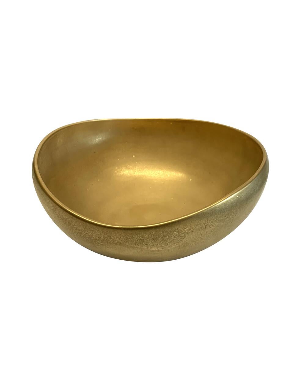 Contemporary American ceramicist Sandi Fellman matte 22-karat white stoneware asymmetrical bowl
Matte 22-karat crackle glazed white stoneware asymmetrical bowl
Can hold food for display
One of several pieces from a large collection
Veteran