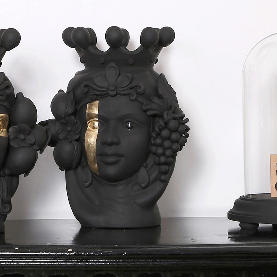 Italienische matte schwarze und goldene Sicilianische Terrakotta-Vase entworfen von Stefania Boemi (Moderne) im Angebot