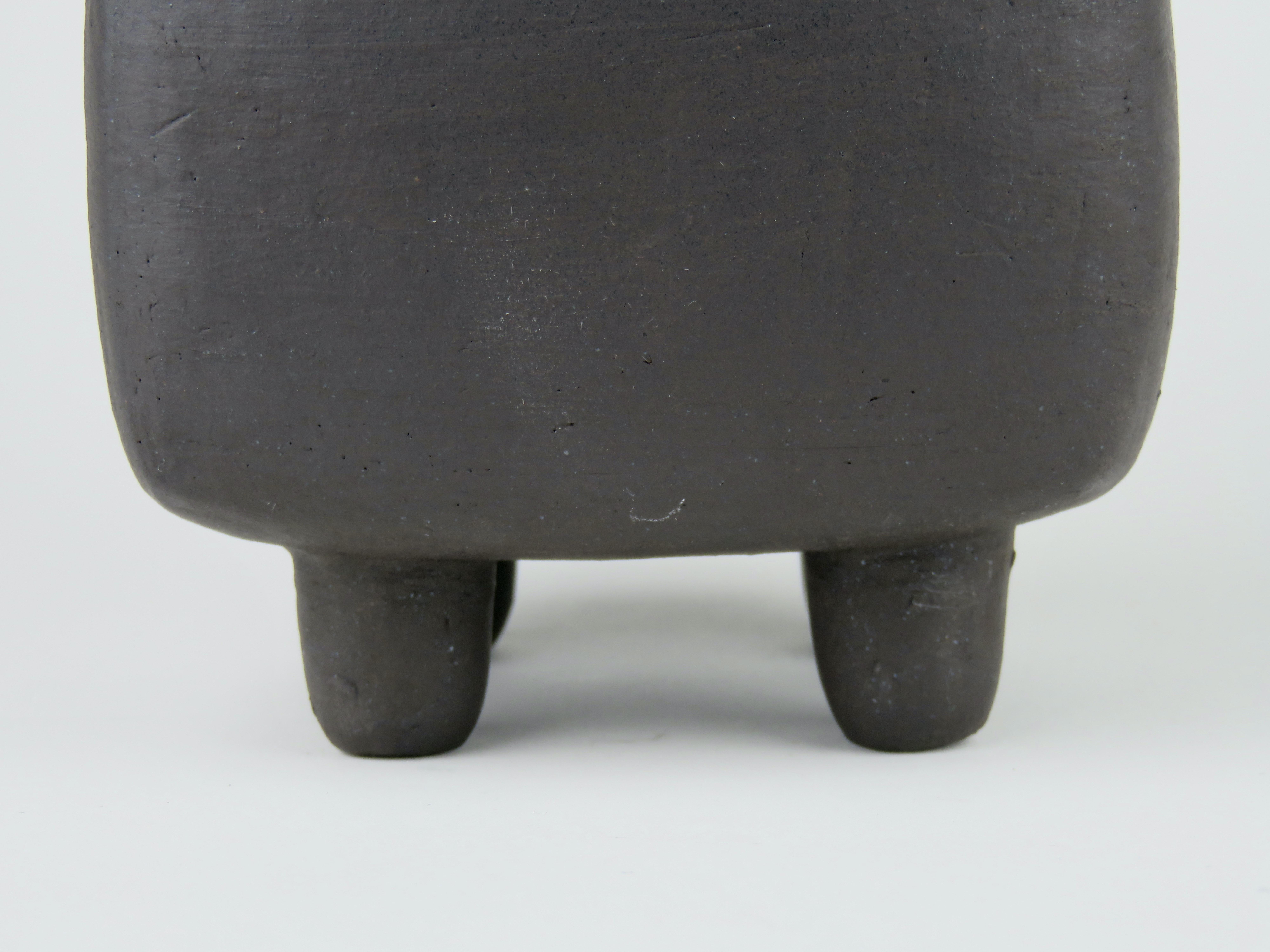 TOTEM en céramique noire mate, formes rondes et rectangulaires, dessus de coupe froissé organique en vente 3
