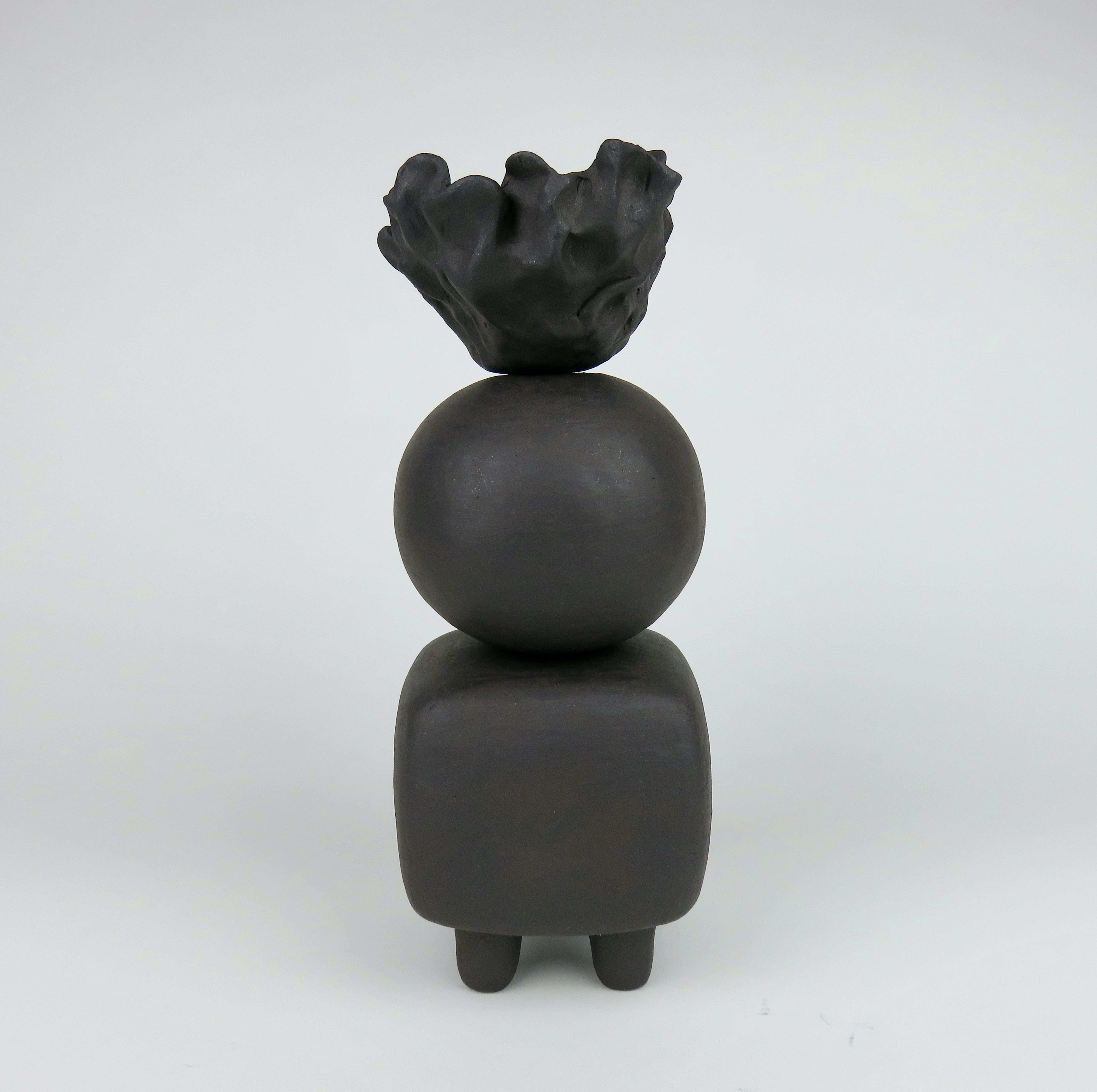 Organique TOTEM en céramique noire mate, formes rondes et rectangulaires, dessus de coupe froissé organique en vente