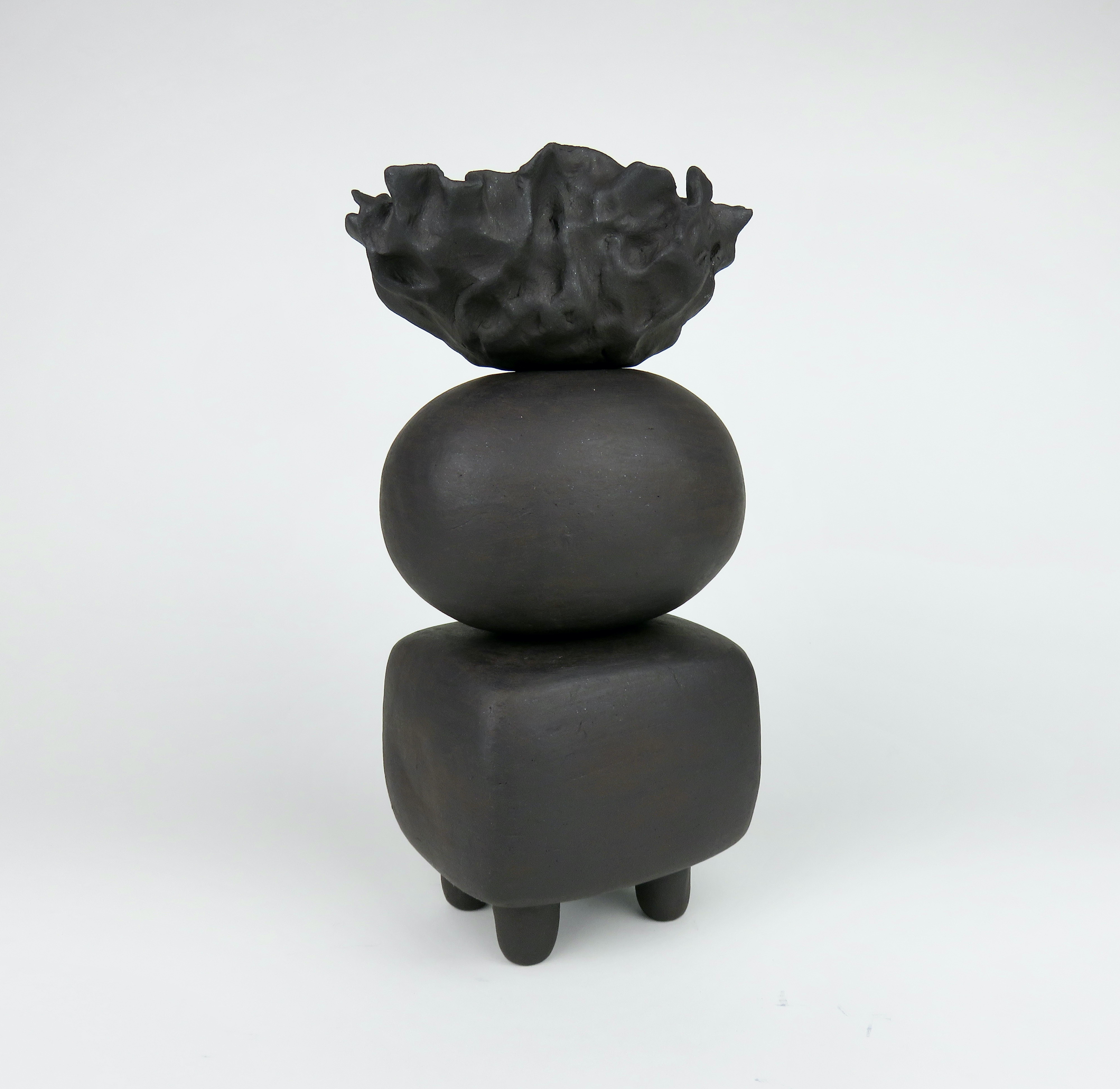 Américain TOTEM en céramique noire mate, formes rondes et rectangulaires, dessus de coupe froissé organique en vente