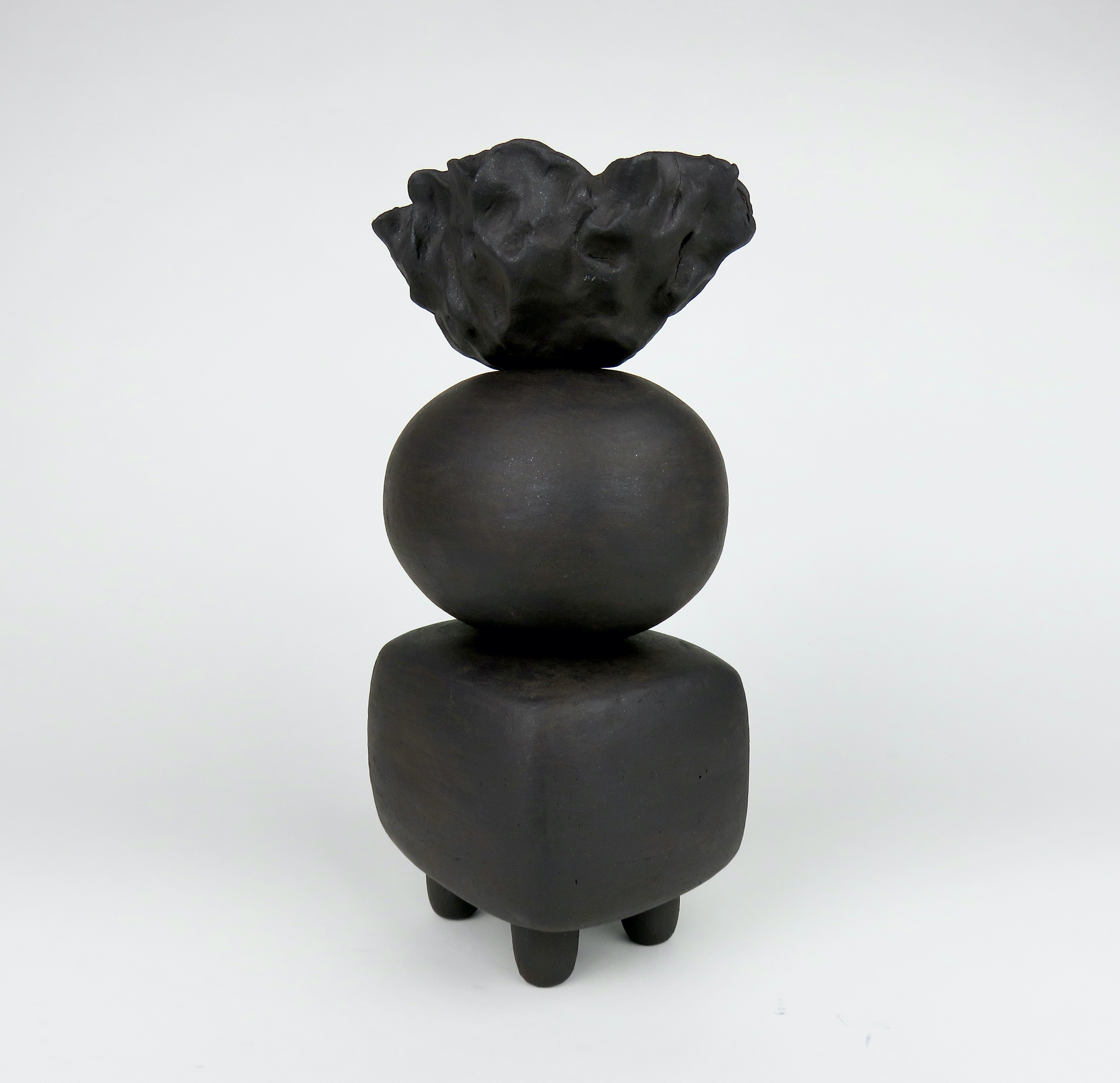 TOTEM en céramique noire mate, formes rondes et rectangulaires, dessus de coupe froissé organique Neuf - En vente à New York, NY