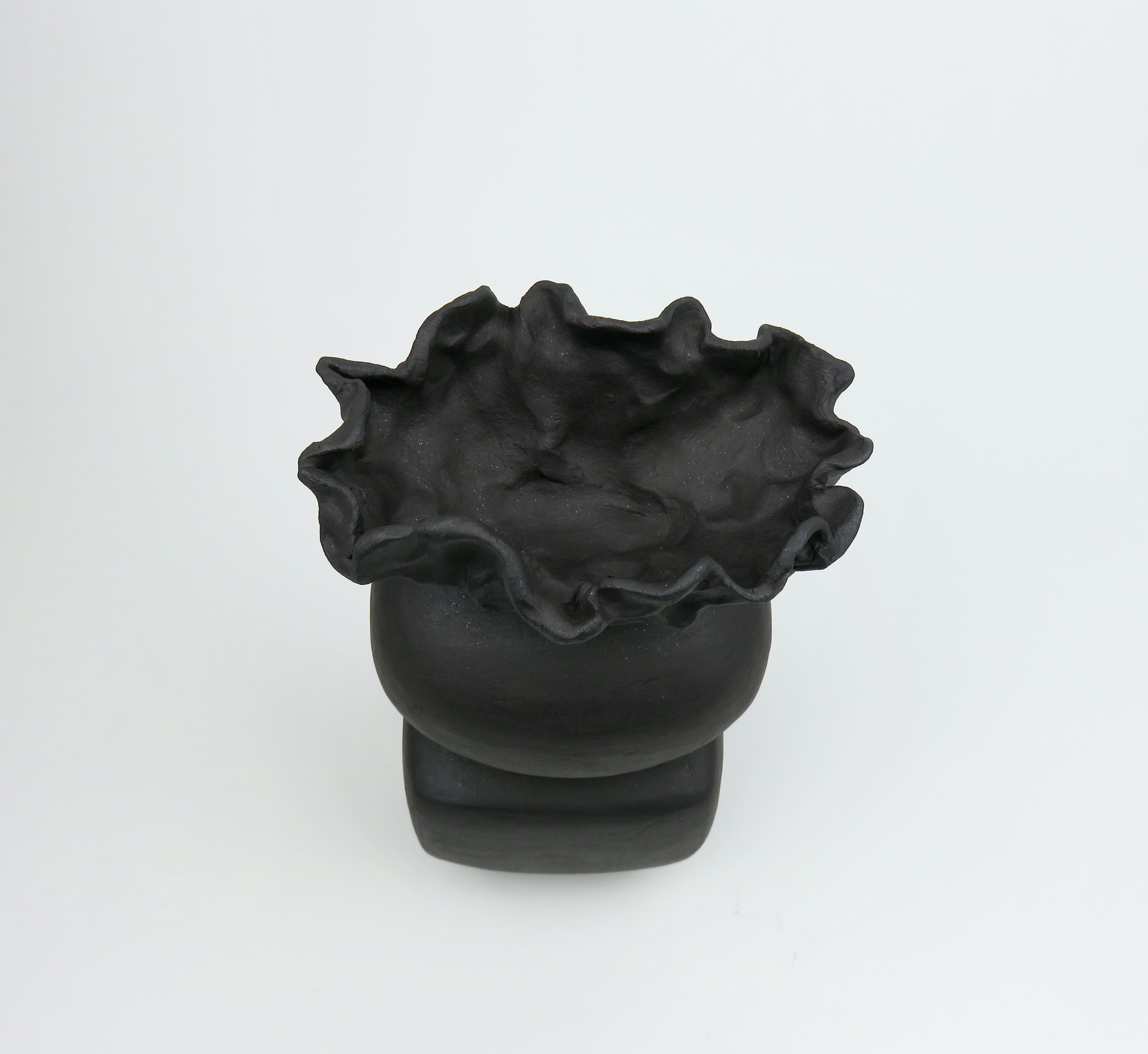Matte schwarze Keramik TOTEM, runde und rechteckige Formen, organisches gekräuseltes Tafeltop (21. Jahrhundert und zeitgenössisch) im Angebot