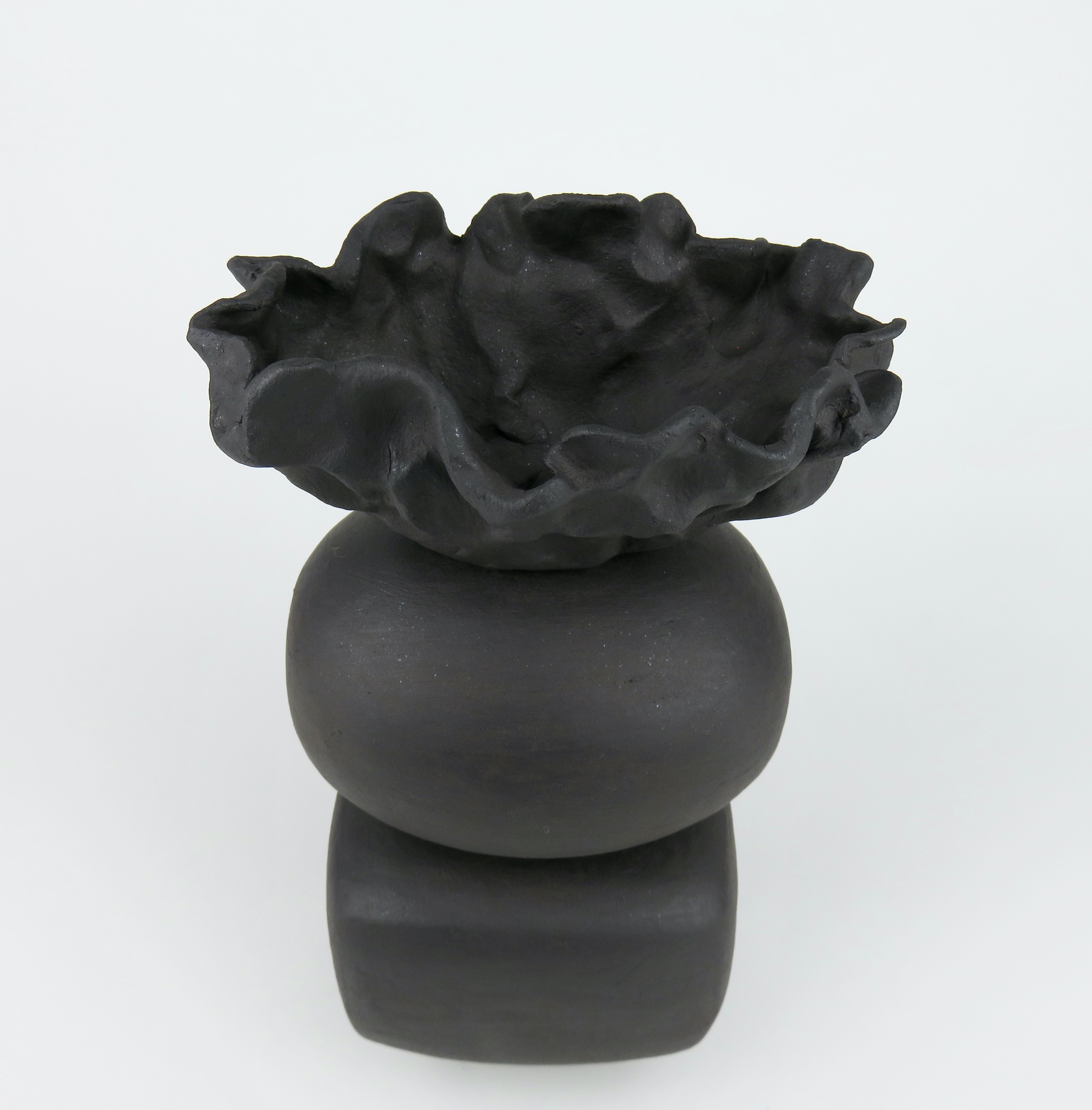Céramique TOTEM en céramique noire mate, formes rondes et rectangulaires, dessus de coupe froissé organique en vente