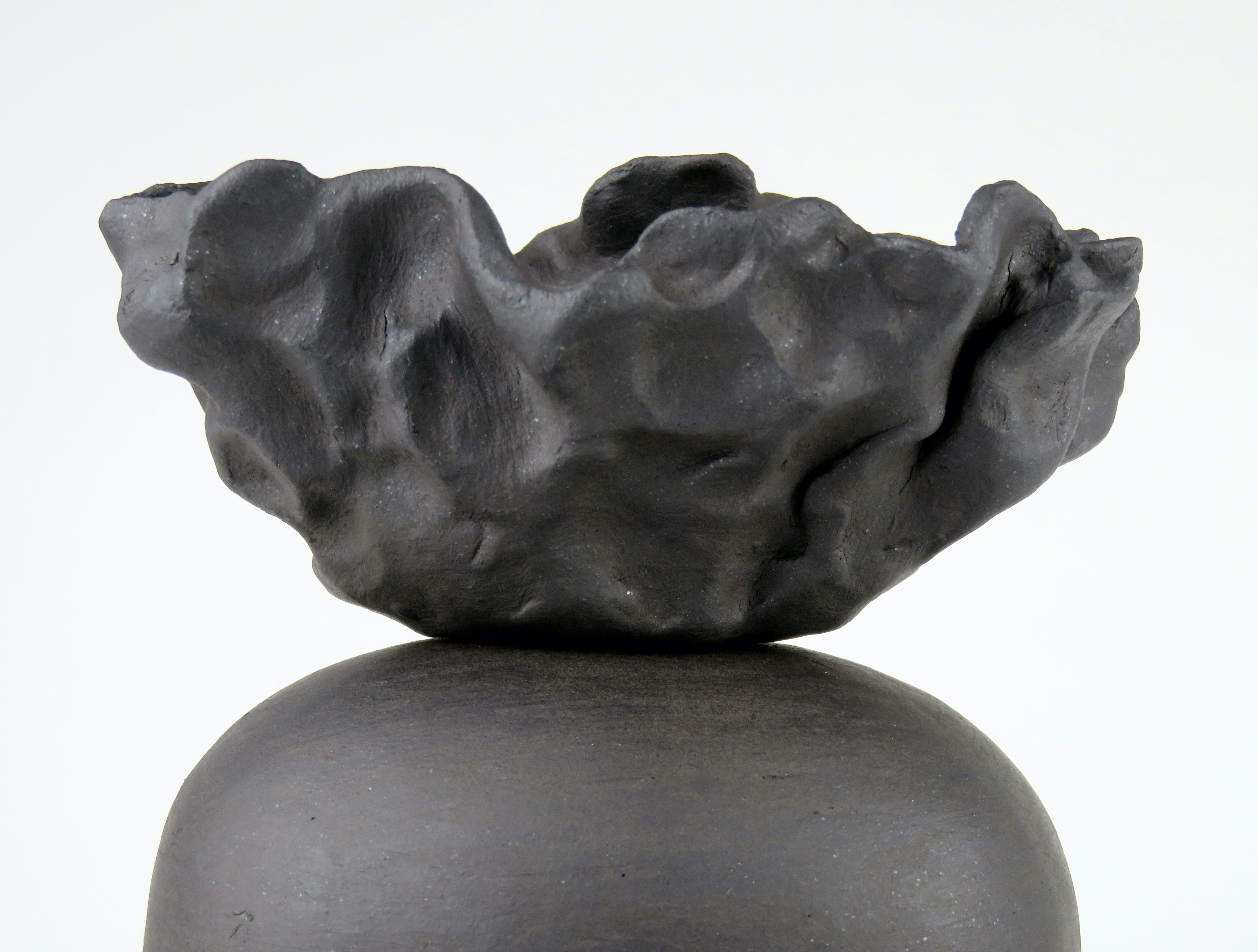 TOTEM en céramique noire mate, formes rondes et rectangulaires, dessus de coupe froissé organique en vente 1