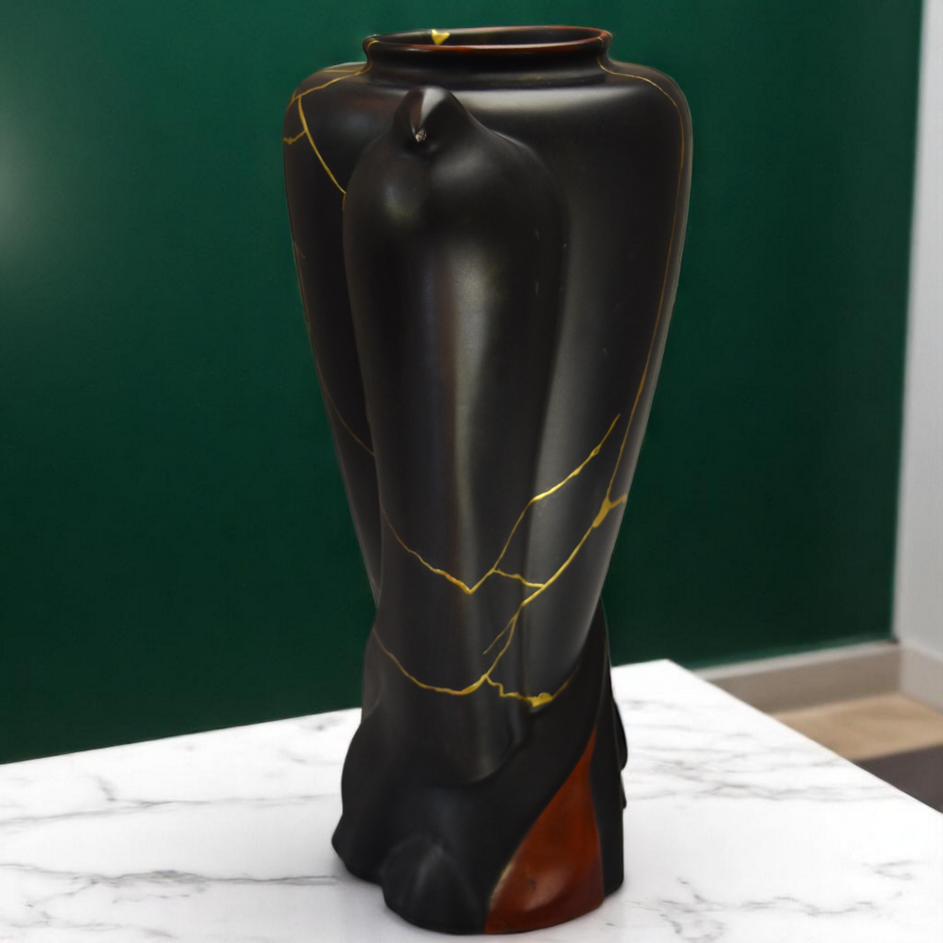 Eleganza rinnovata: Vaso in ceramica nera opaca con Kintsugi in oro 22K e uccelli applicati

Scopri un vaso in ceramica nera opaca dalla raffinatezza sottile, impreziosito da un'elegante decorazione di due uccelli stilizzati applicati. Con