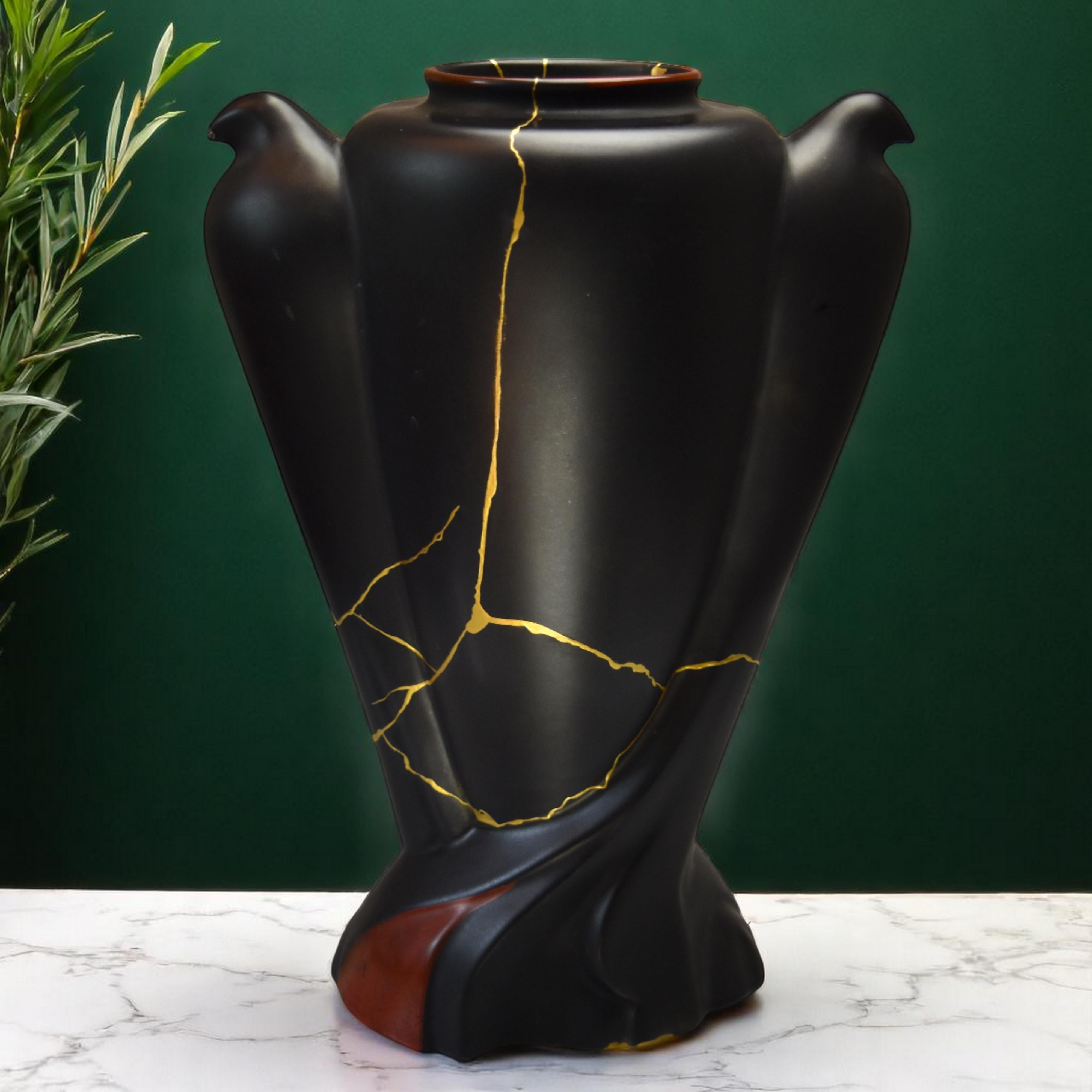 Francese Vaso in ceramica nera opaca con Kintsugi in oro 22K e uccelli applicati in vendita