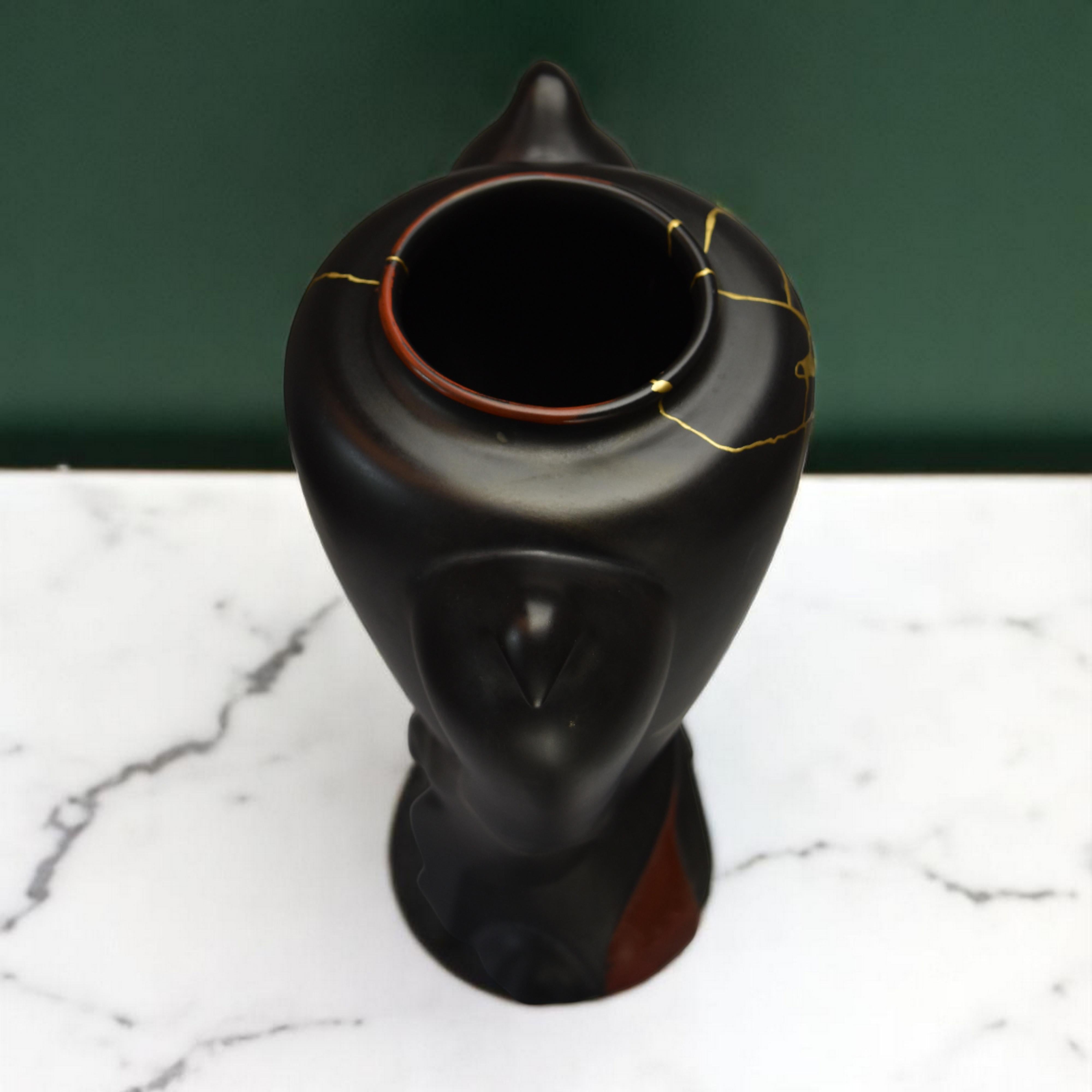 Vaso in ceramica nera opaca con Kintsugi in oro 22K e uccelli applicati In condizioni ottime in vendita a MEAUX, FR