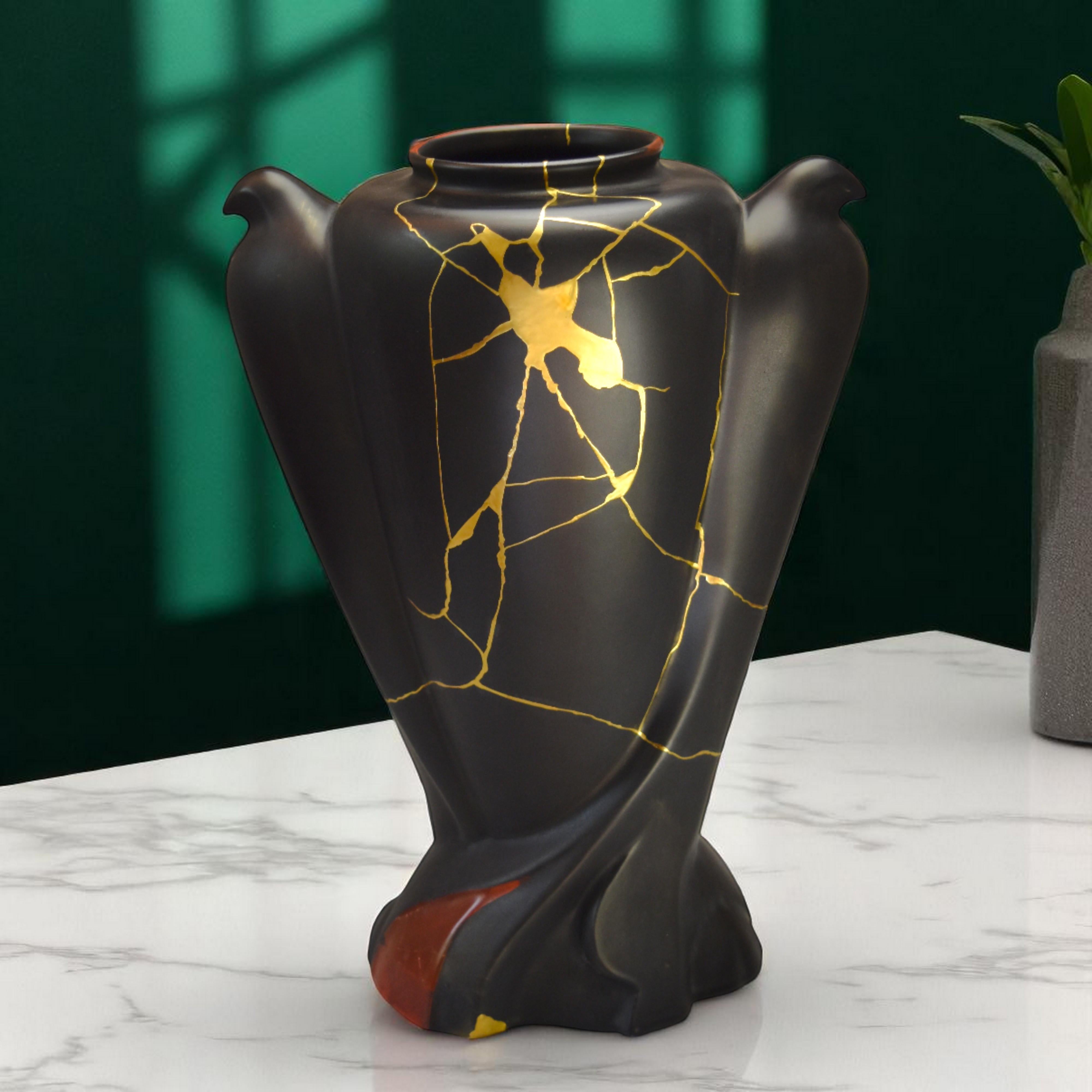 XXI secolo e contemporaneo Vaso in ceramica nera opaca con Kintsugi in oro 22K e uccelli applicati in vendita