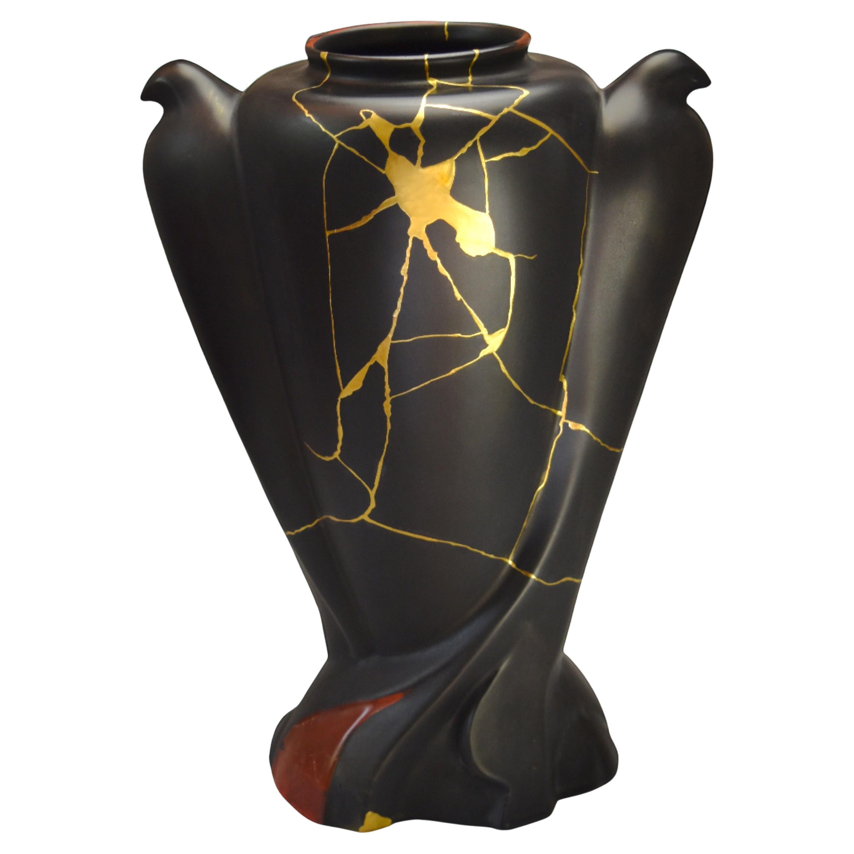 Vaso in ceramica nera opaca con Kintsugi in oro 22K e uccelli applicati