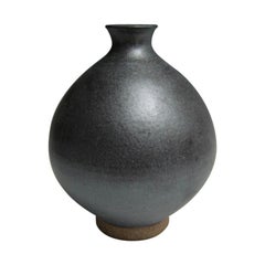 Bouteille à fleurs noire mate de Jason Fox