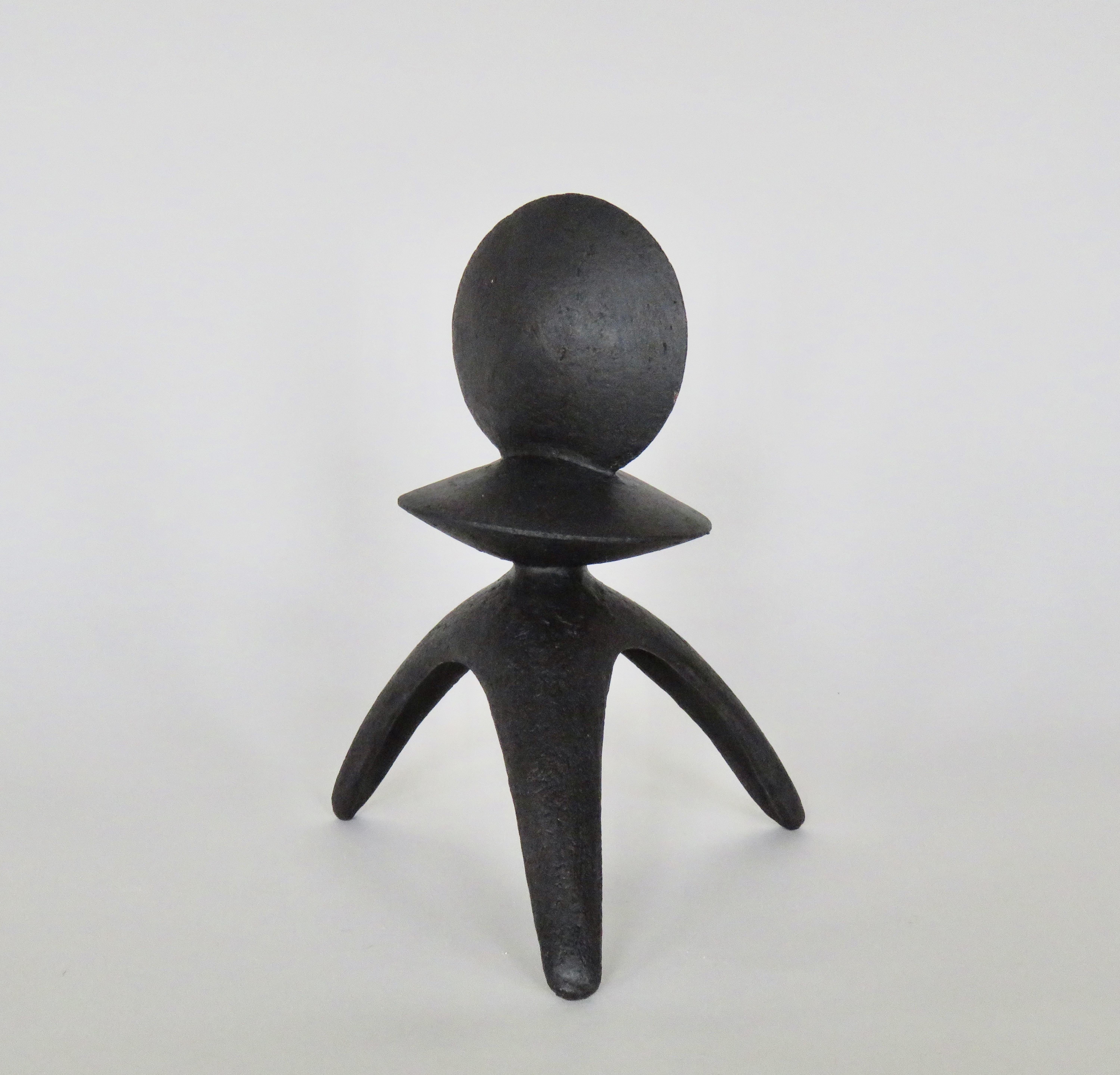 Ce modèle fait partie d'une série de TOTEMS en céramique entièrement fabriqués à la main, en grès émaillé noir mat. Celui-ci, 