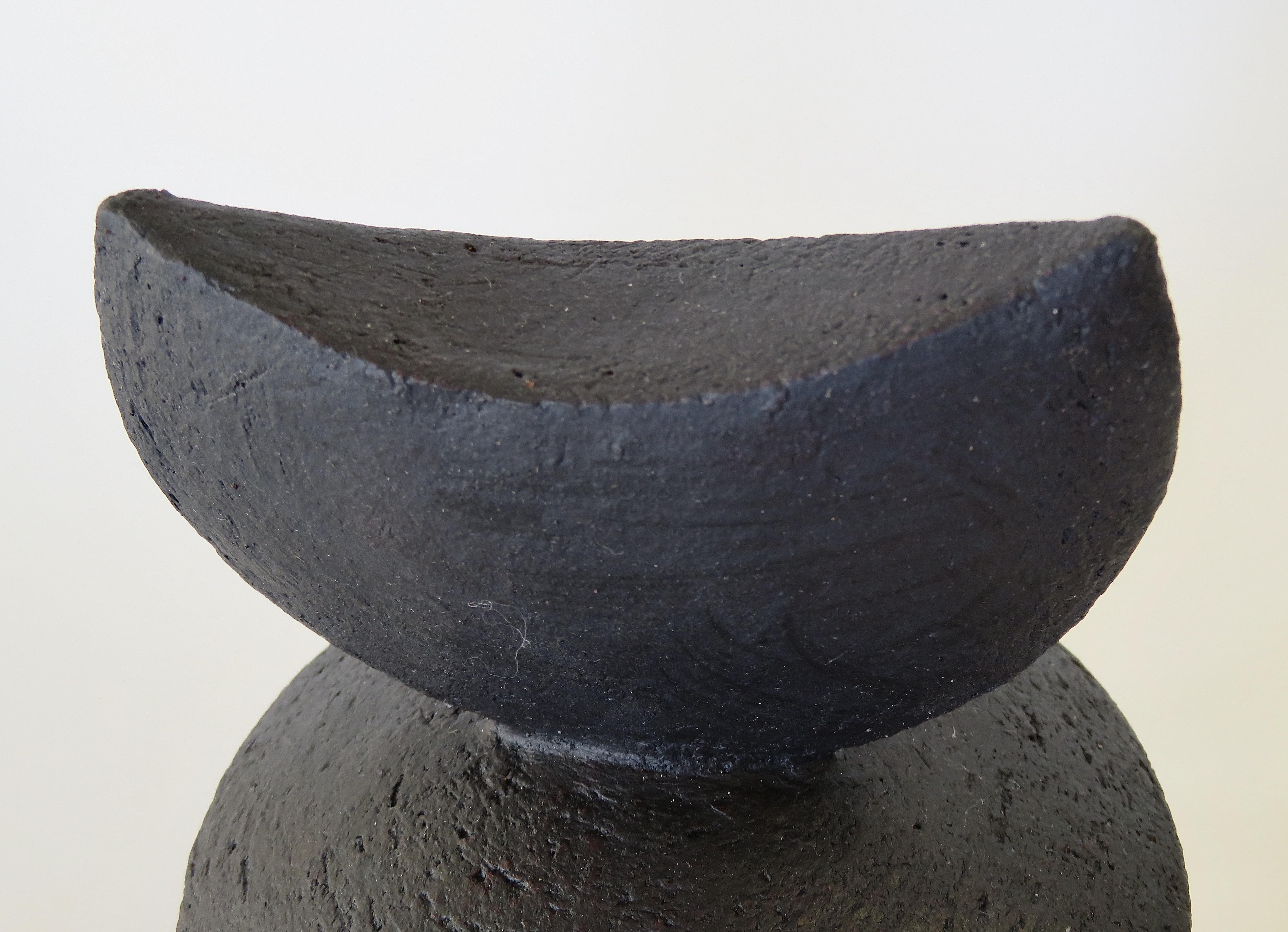 Matte schwarze handgefertigte Keramik TOTEM „Take a Bite“ auf Dreibein-Beinen im Angebot 2