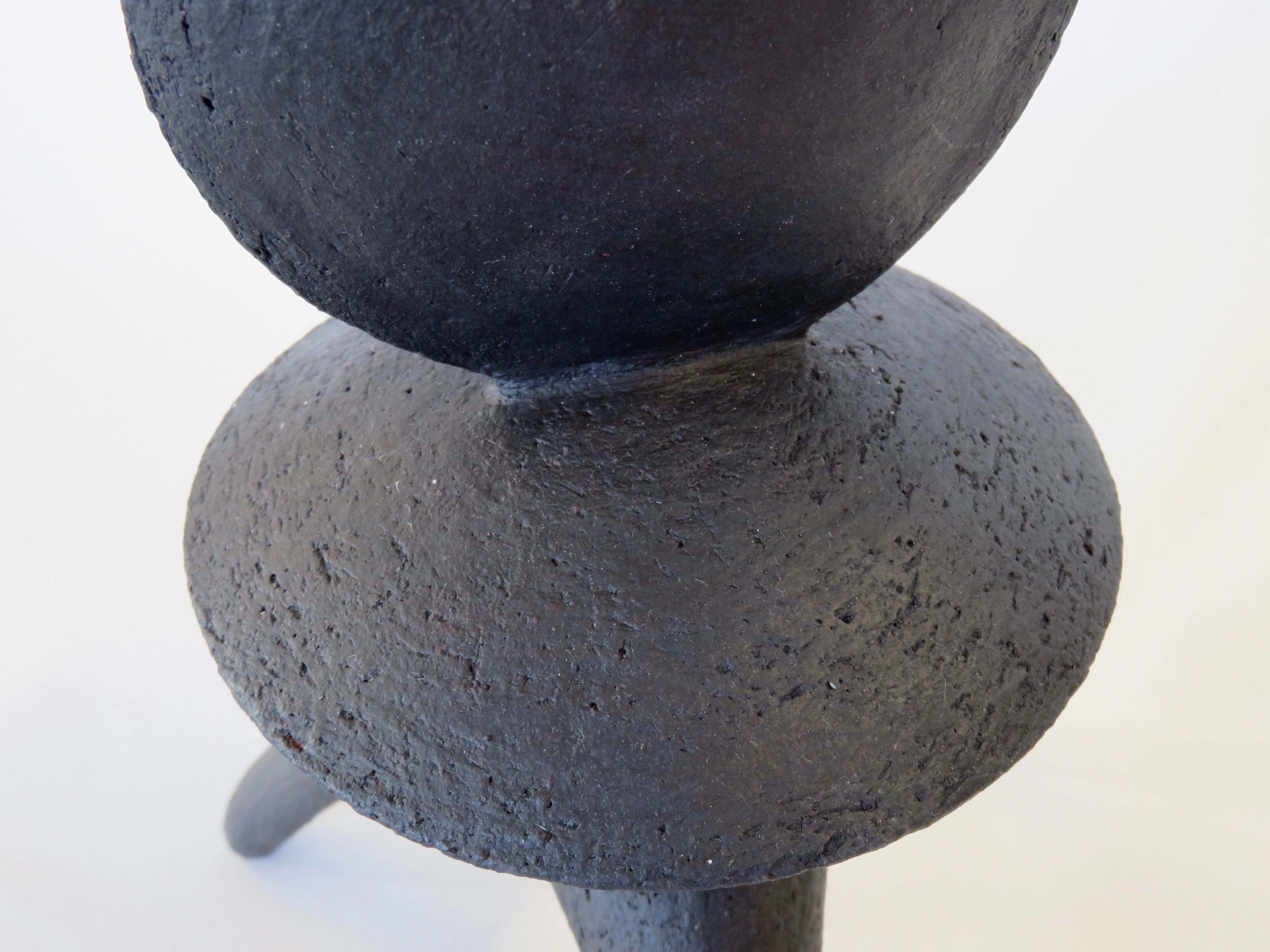 Matte schwarze handgefertigte Keramik TOTEM „Take a Bite“ auf Dreibein-Beinen im Angebot 3