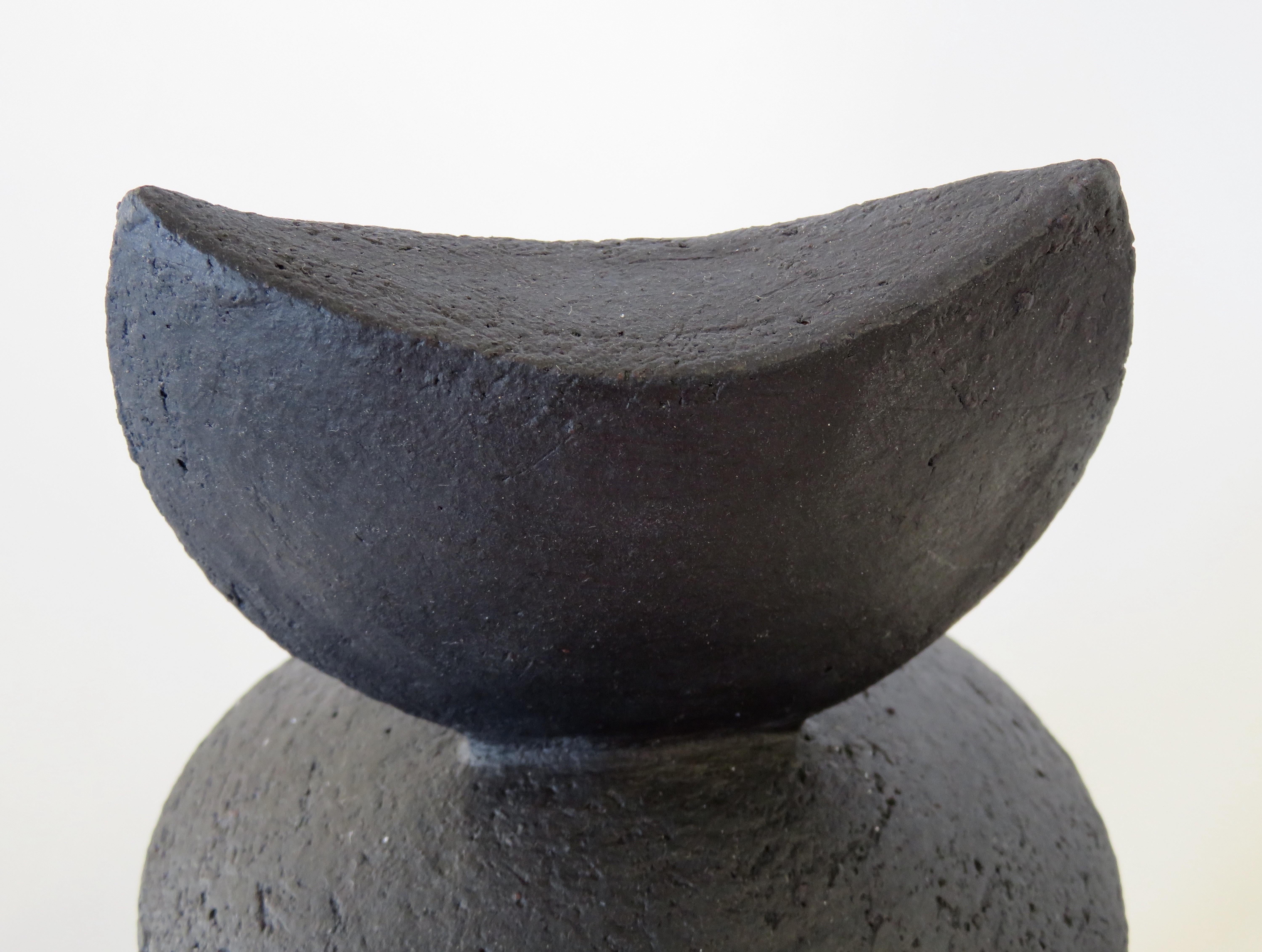 Matte schwarze handgefertigte Keramik TOTEM „Take a Bite“ auf Dreibein-Beinen im Angebot 4