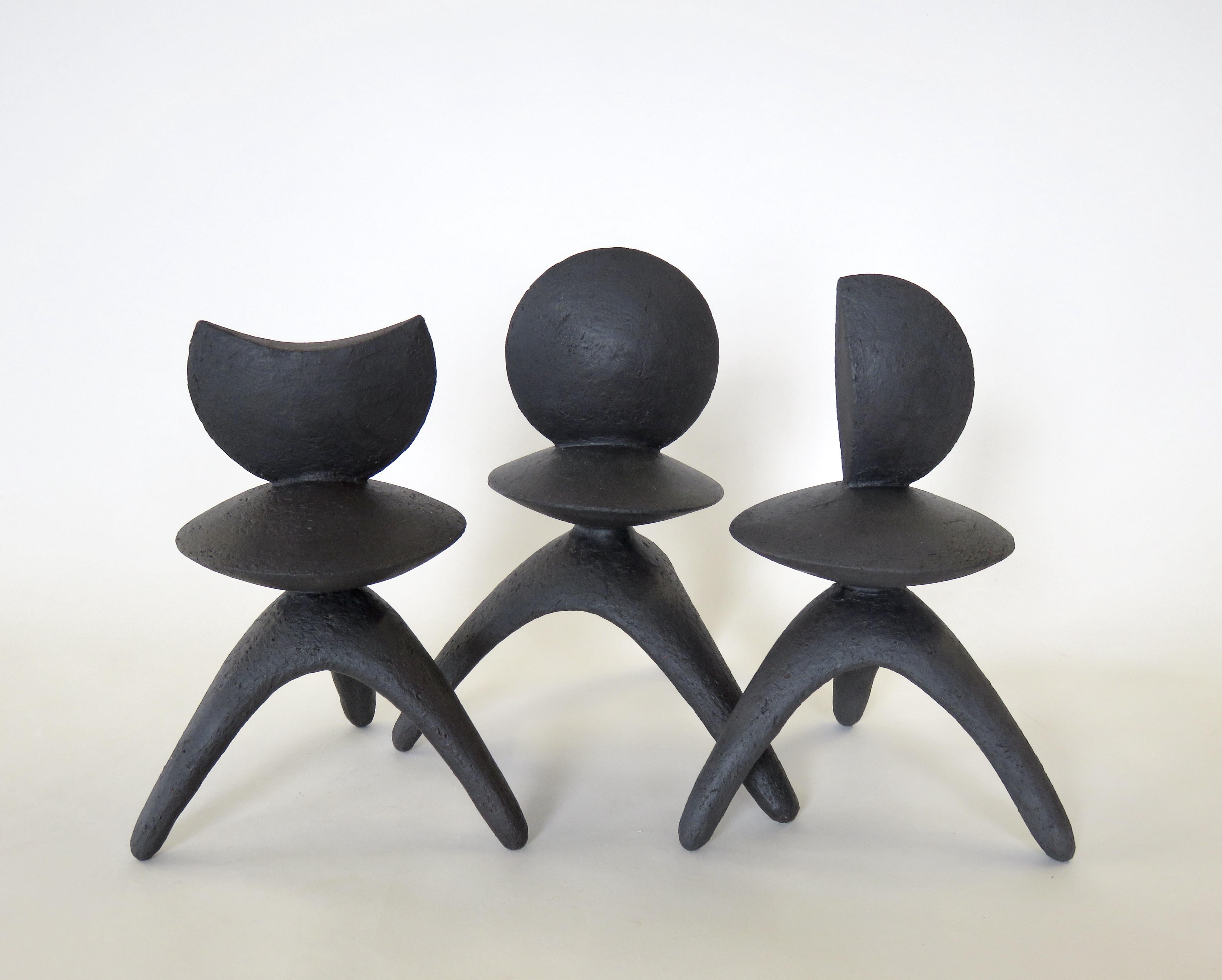 Matte schwarze handgefertigte Keramik TOTEM „Take a Bite“ auf Dreibein-Beinen im Angebot 7