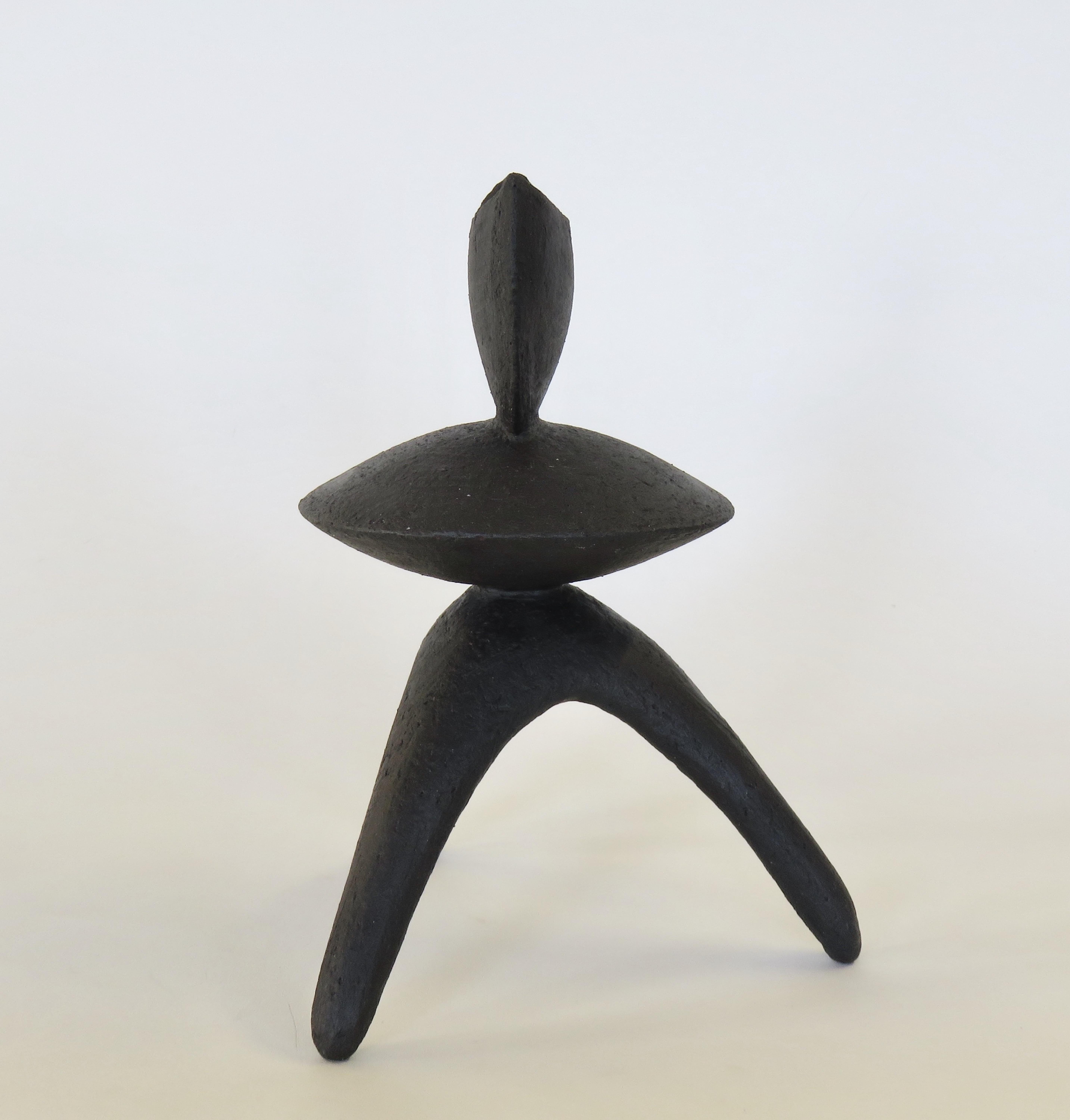 Matte schwarze handgefertigte Keramik TOTEM „Take a Bite“ auf Dreibein-Beinen (Organische Moderne) im Angebot