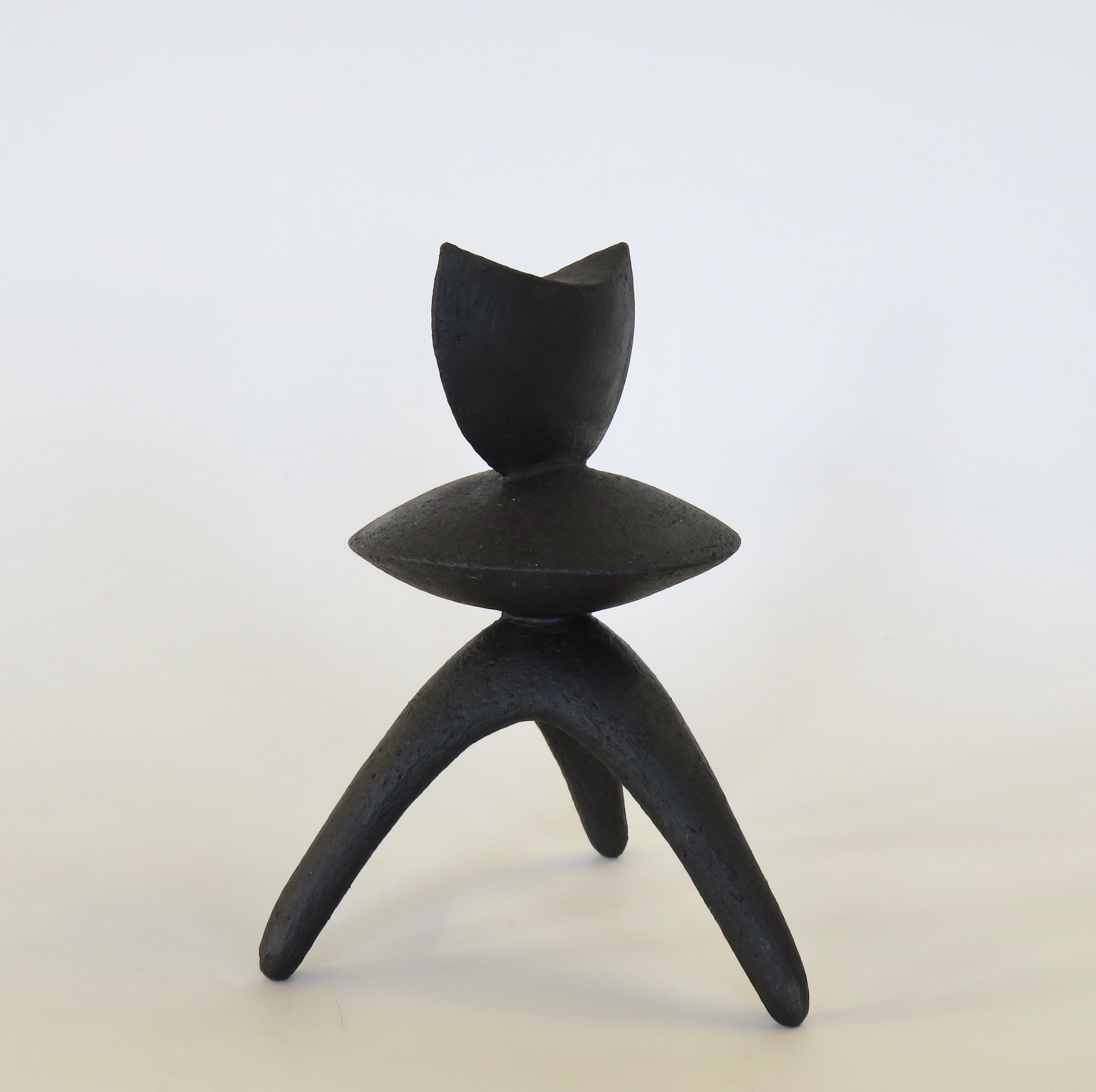 Matte schwarze handgefertigte Keramik TOTEM „Take a Bite“ auf Dreibein-Beinen (amerikanisch) im Angebot