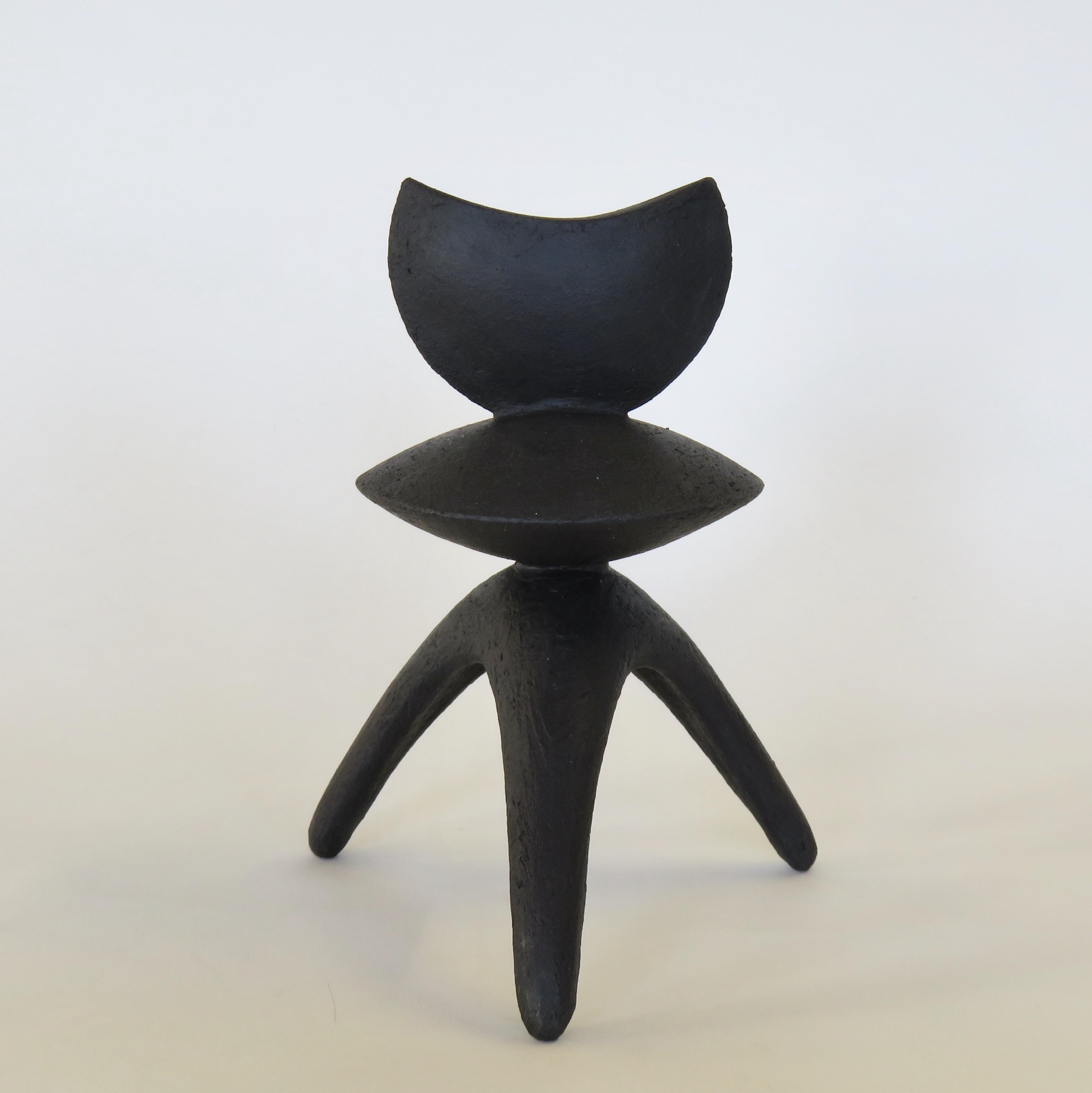 Matte schwarze handgefertigte Keramik TOTEM „Take a Bite“ auf Dreibein-Beinen (Unglasiert) im Angebot