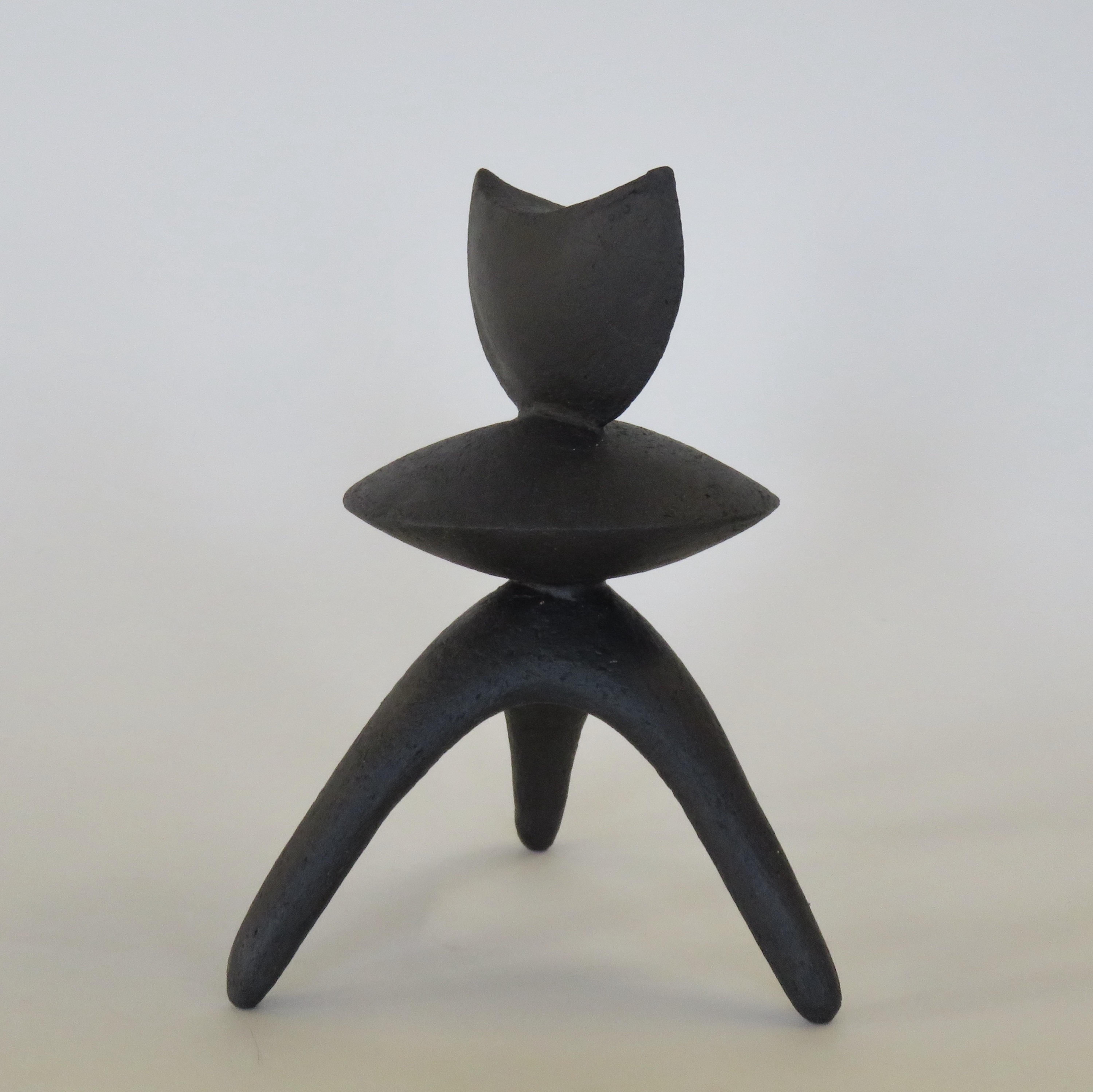 Matte schwarze handgefertigte Keramik TOTEM „Take a Bite“ auf Dreibein-Beinen im Zustand „Neu“ im Angebot in New York, NY