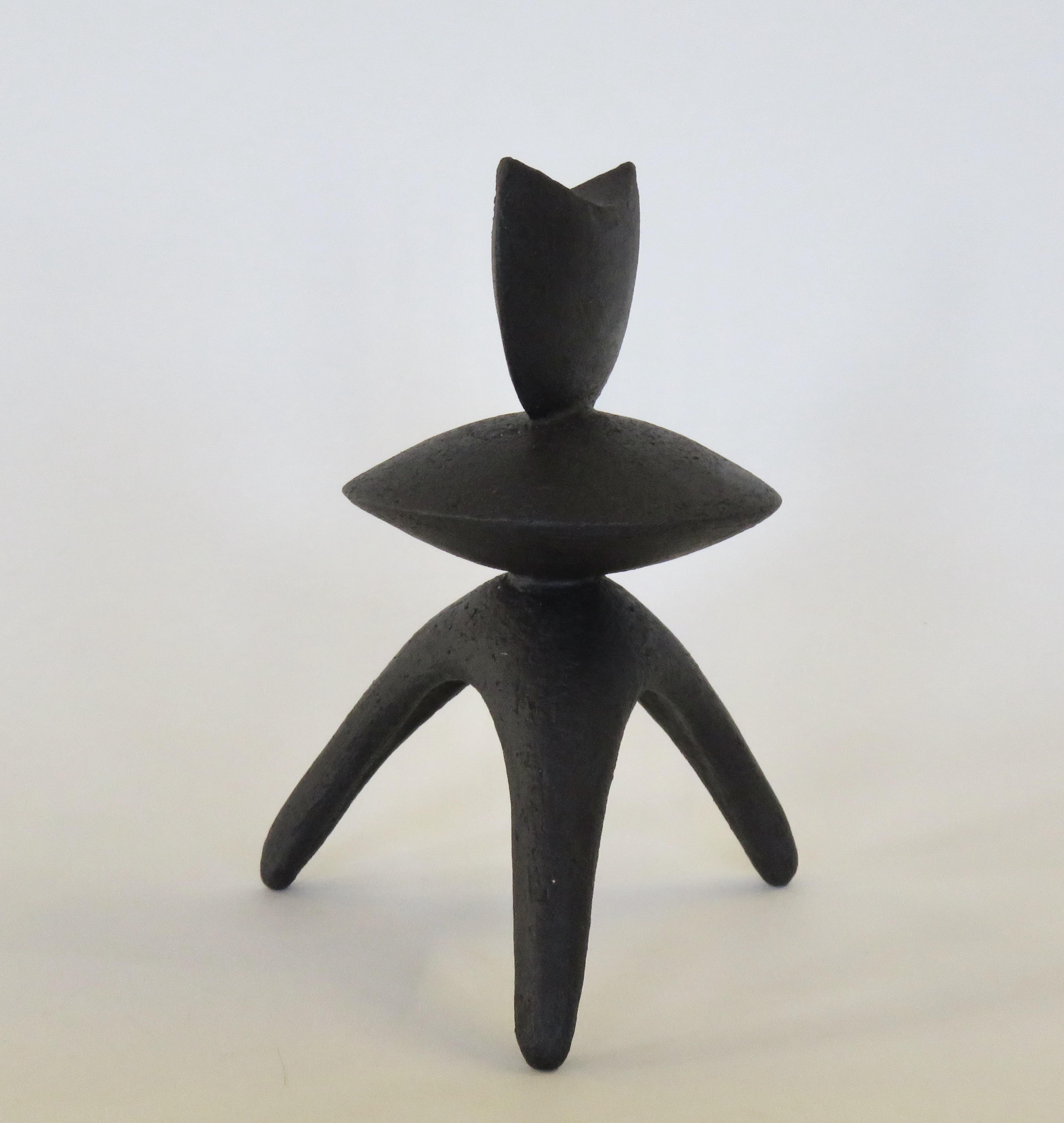 XXIe siècle et contemporain TOTEM en céramique noire mate fabriqué à la main « Take a Bite » sur pieds tripodes en vente