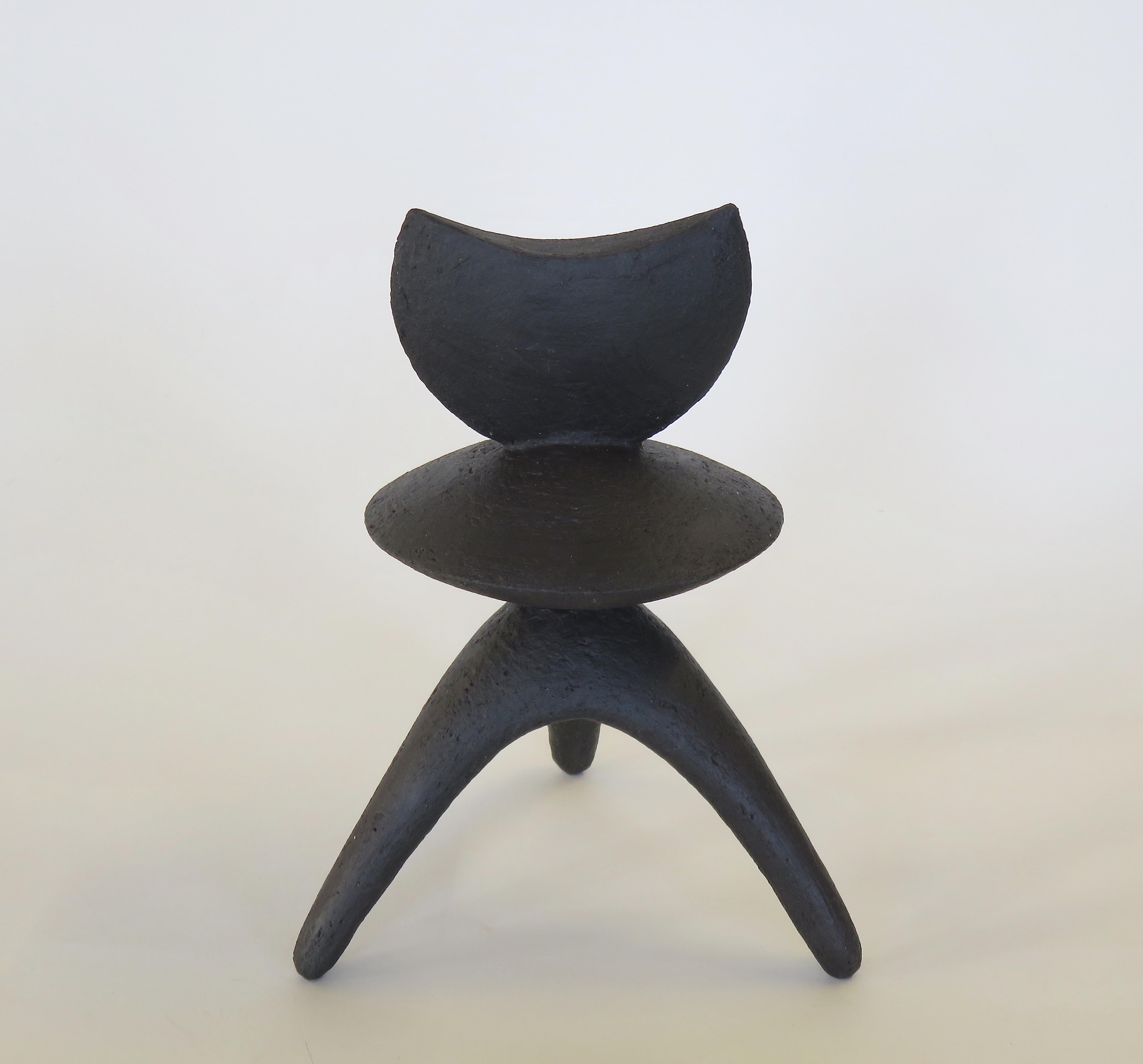 Matte schwarze handgefertigte Keramik TOTEM „Take a Bite“ auf Dreibein-Beinen (Steingut) im Angebot