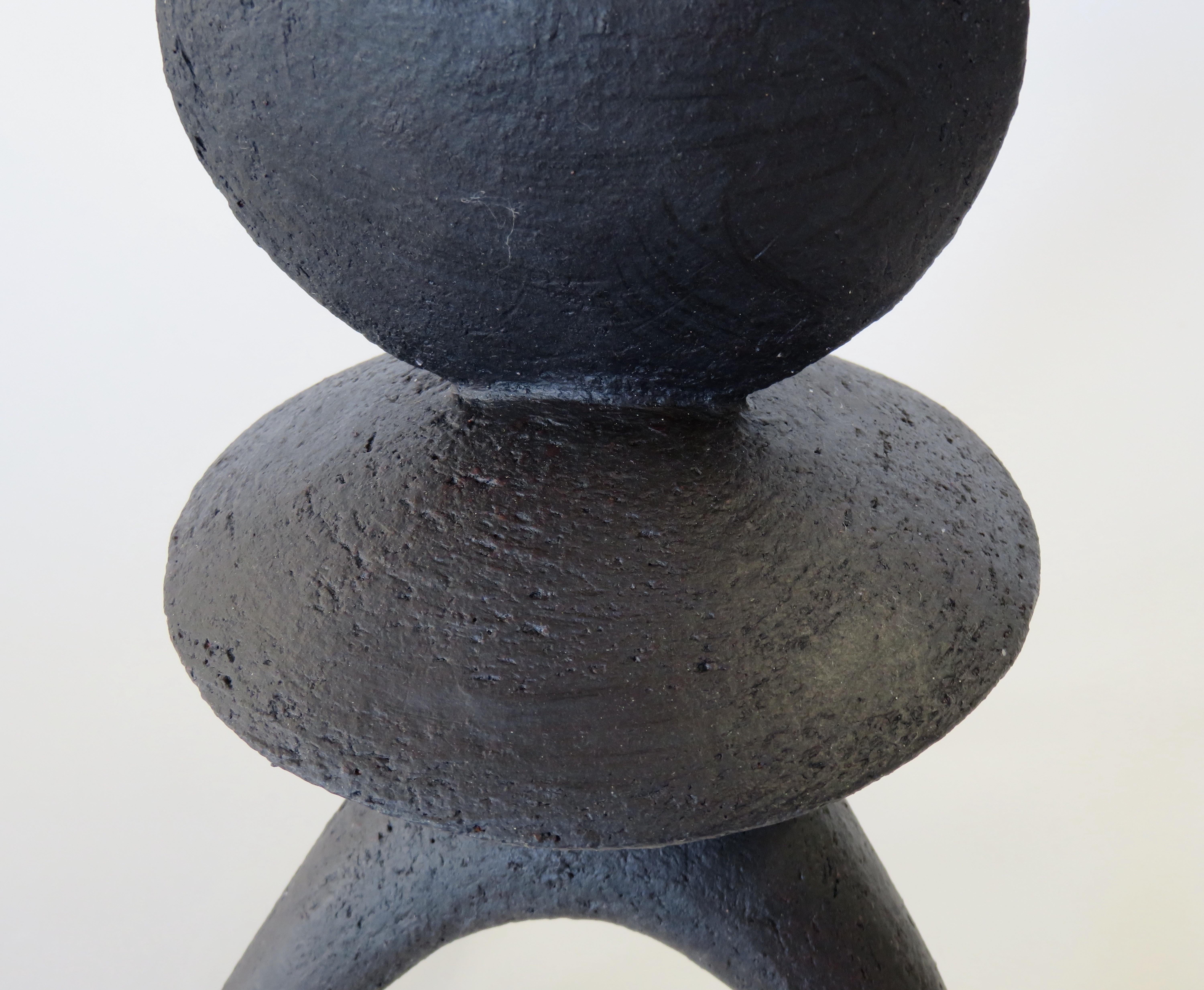 Matte schwarze handgefertigte Keramik TOTEM „Take a Bite“ auf Dreibein-Beinen im Angebot 1