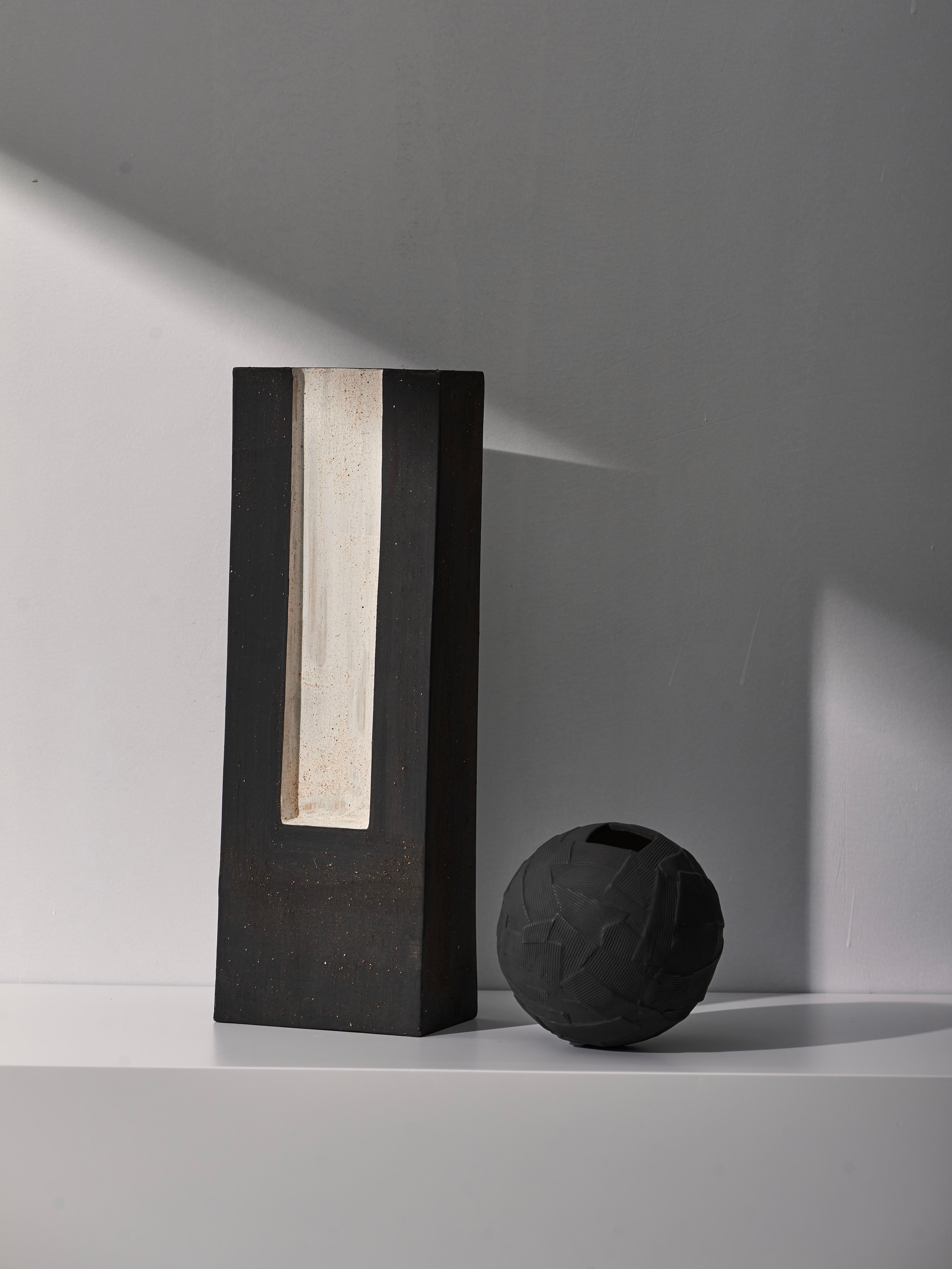 Chinois Vase sphérique en céramique noire mate fabriqué à la main avec un motif géométrique texturé en vente