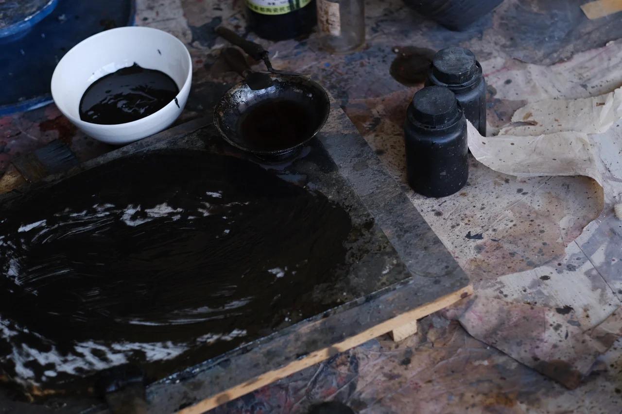Vase sphérique en céramique noire mate fabriqué à la main avec un motif géométrique texturé Neuf - En vente à 景德镇市, CN