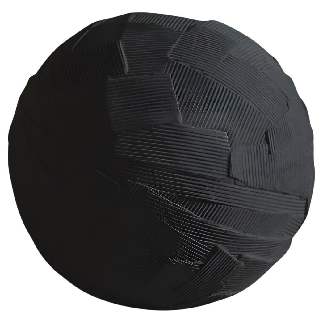 Vase sphérique en céramique noire mate fabriqué à la main avec un motif géométrique texturé en vente