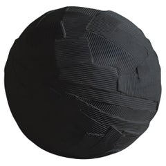 Matte schwarze, handgefertigte Keramikkugelvase mit geometrischem, strukturiertem Muster