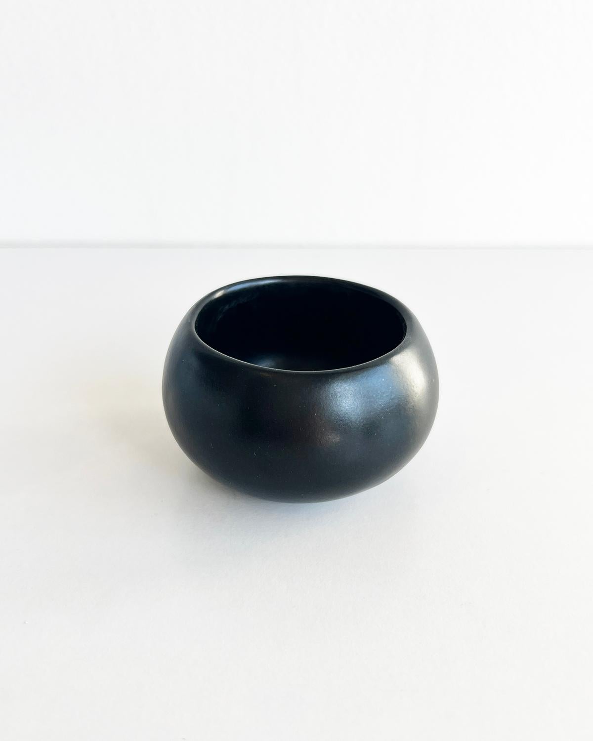 Set von 4 handgefertigten Mezcal-Tasse aus mattem schwarzem Steingut (Handgefertigt) im Angebot