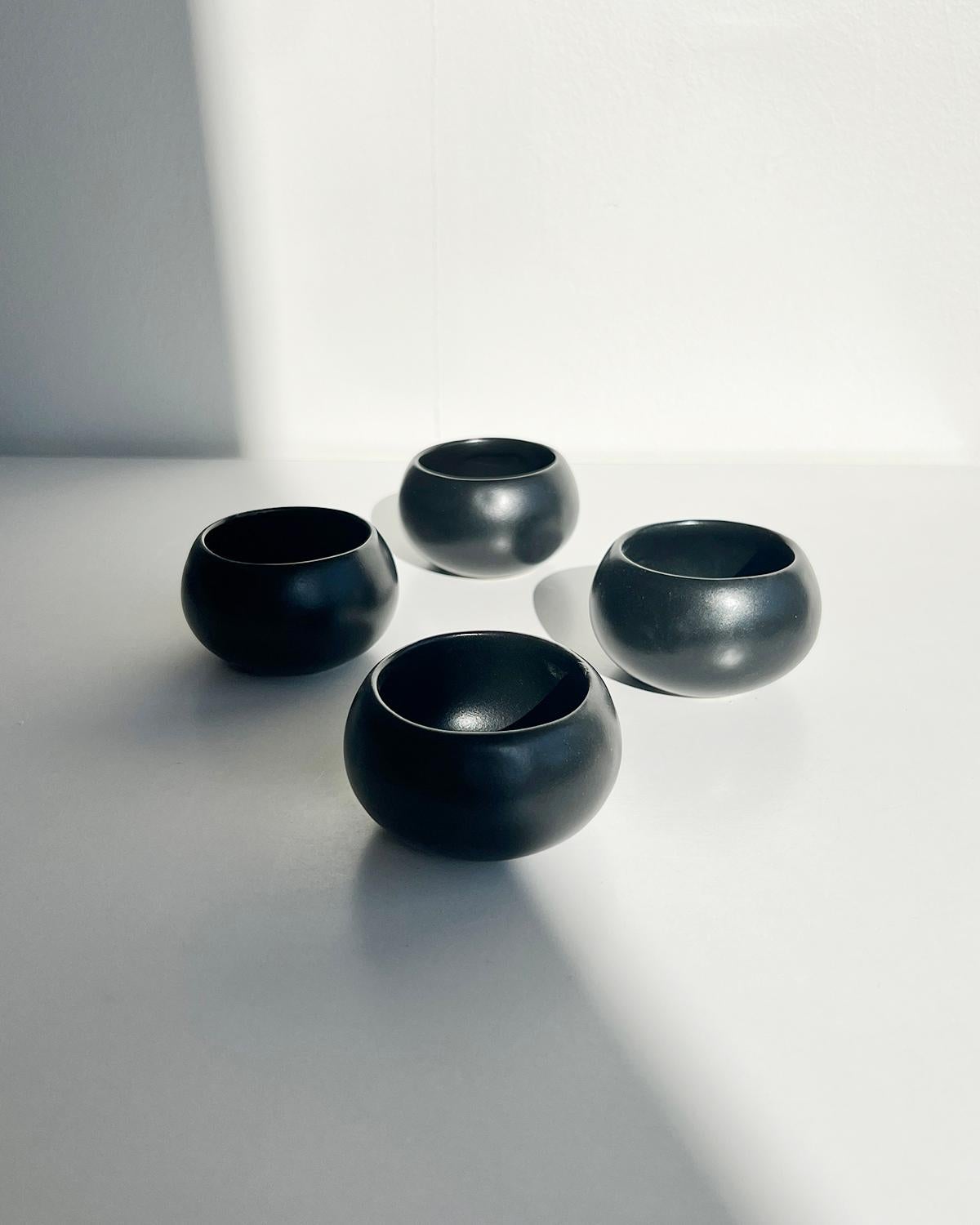 Set von 4 handgefertigten Mezcal-Tasse aus mattem schwarzem Steingut (21. Jahrhundert und zeitgenössisch) im Angebot