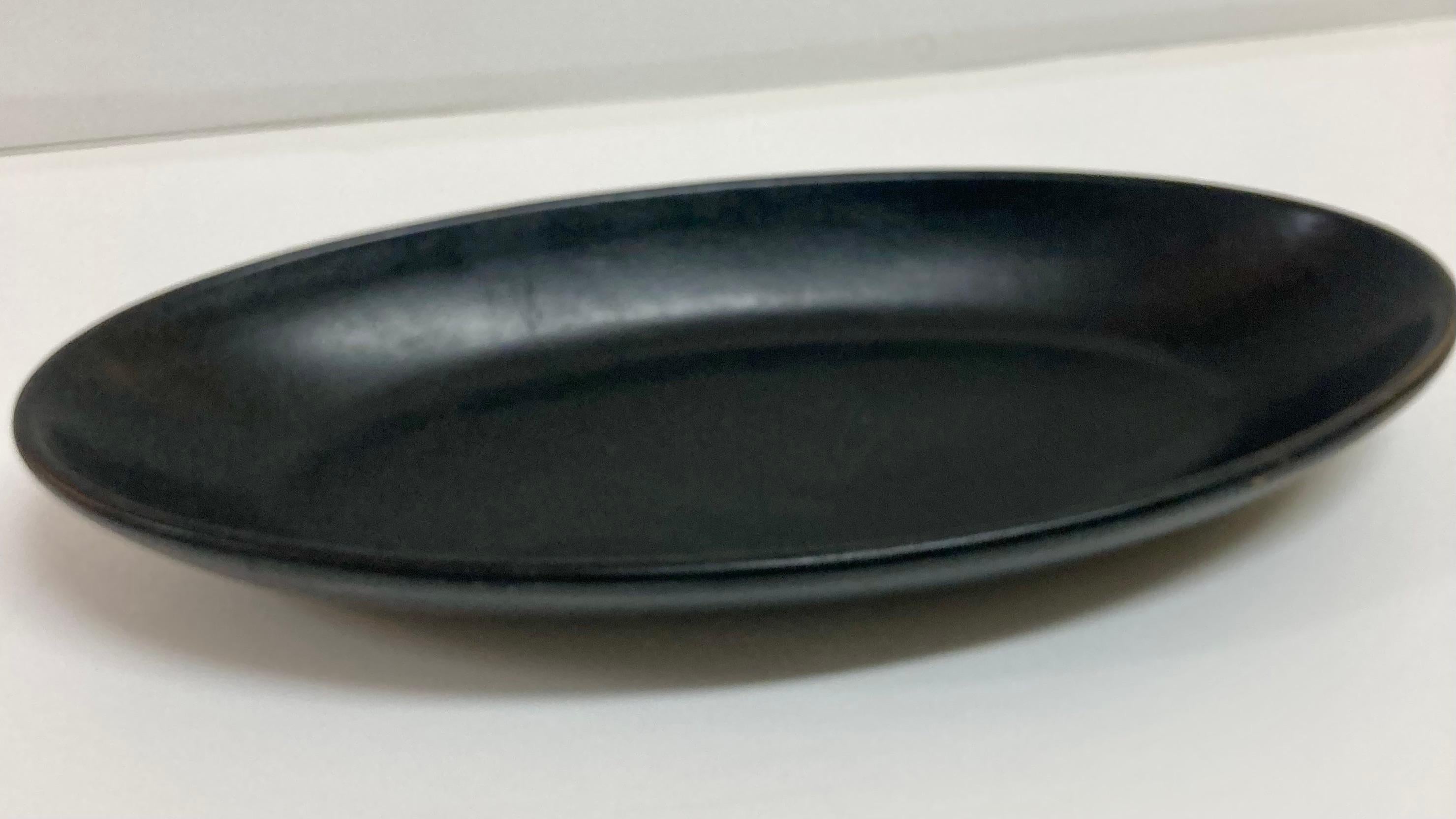 Moderne Schale aus geschnitztem französischem Holz in mattschwarz lackierter Ausführung. Eine schöne, einfache Form würde Ihrem Couchtisch moderne Formen und Dramatik verleihen.
