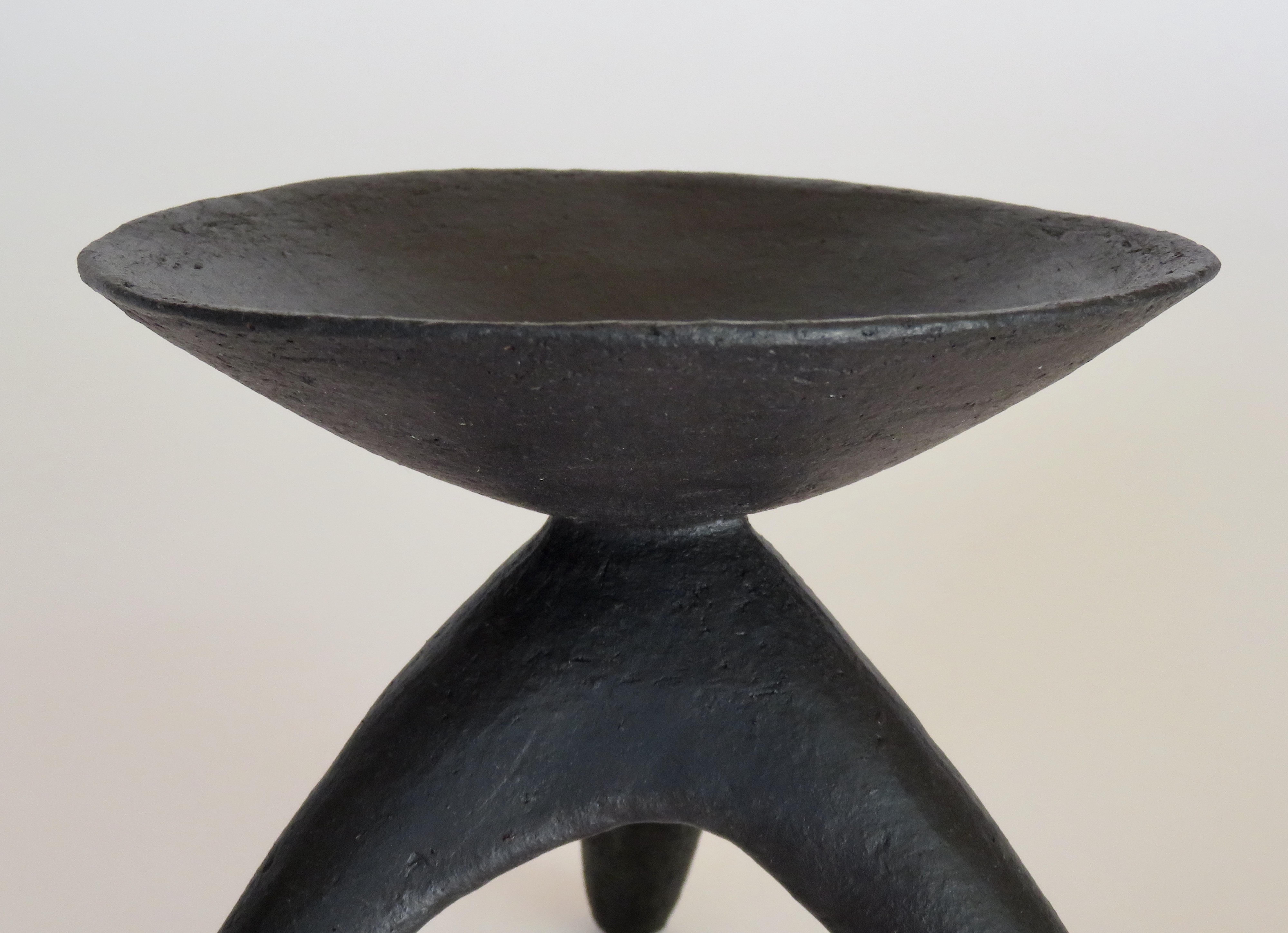 Mattschwarzes modernes TOTEM:: Kelchplatte auf Dreifußbeinen:: handgefertigte Keramik (Steingut) im Angebot