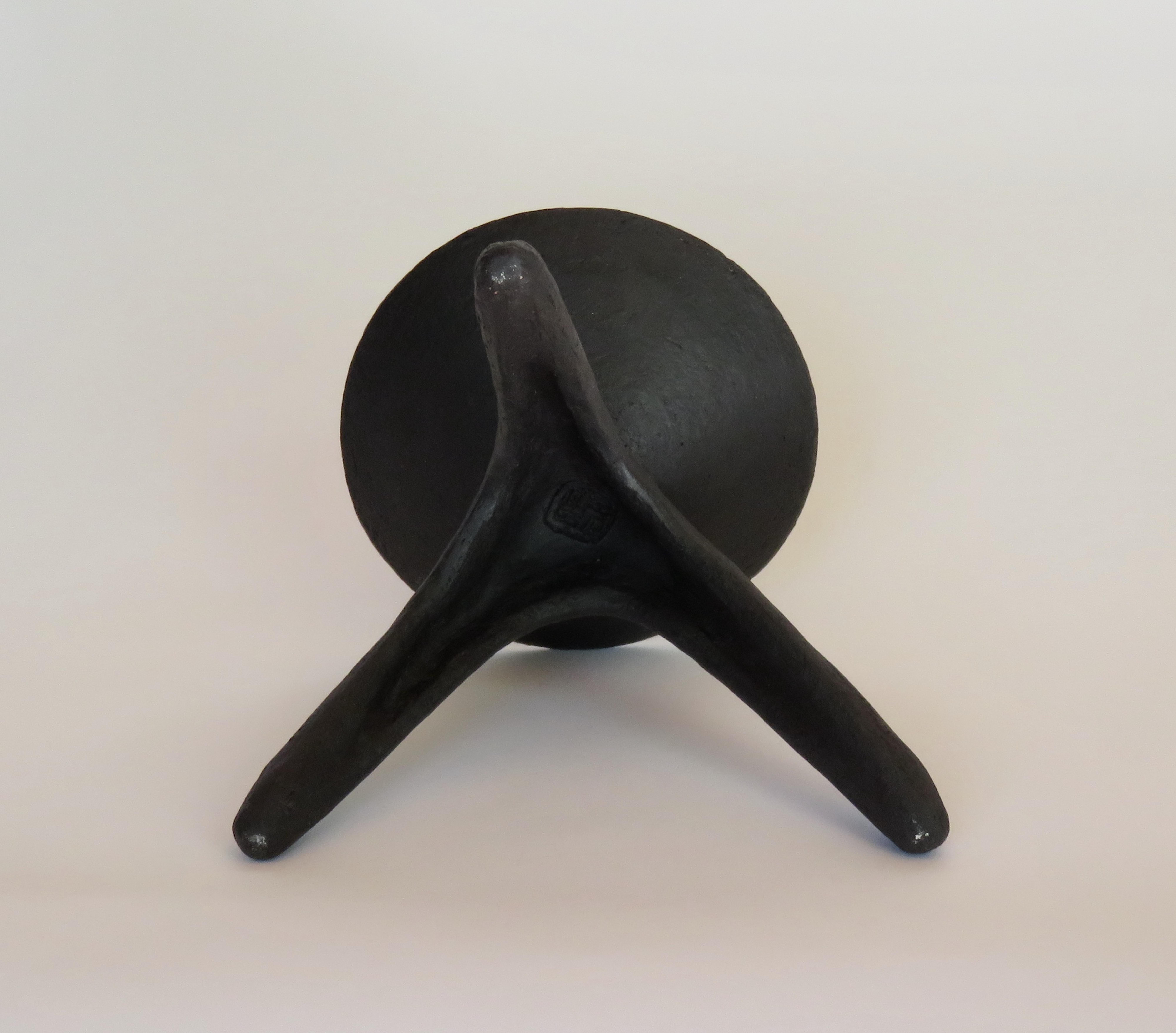Mattschwarzes modernes TOTEM:: Kelchplatte auf Dreifußbeinen:: handgefertigte Keramik im Angebot 1