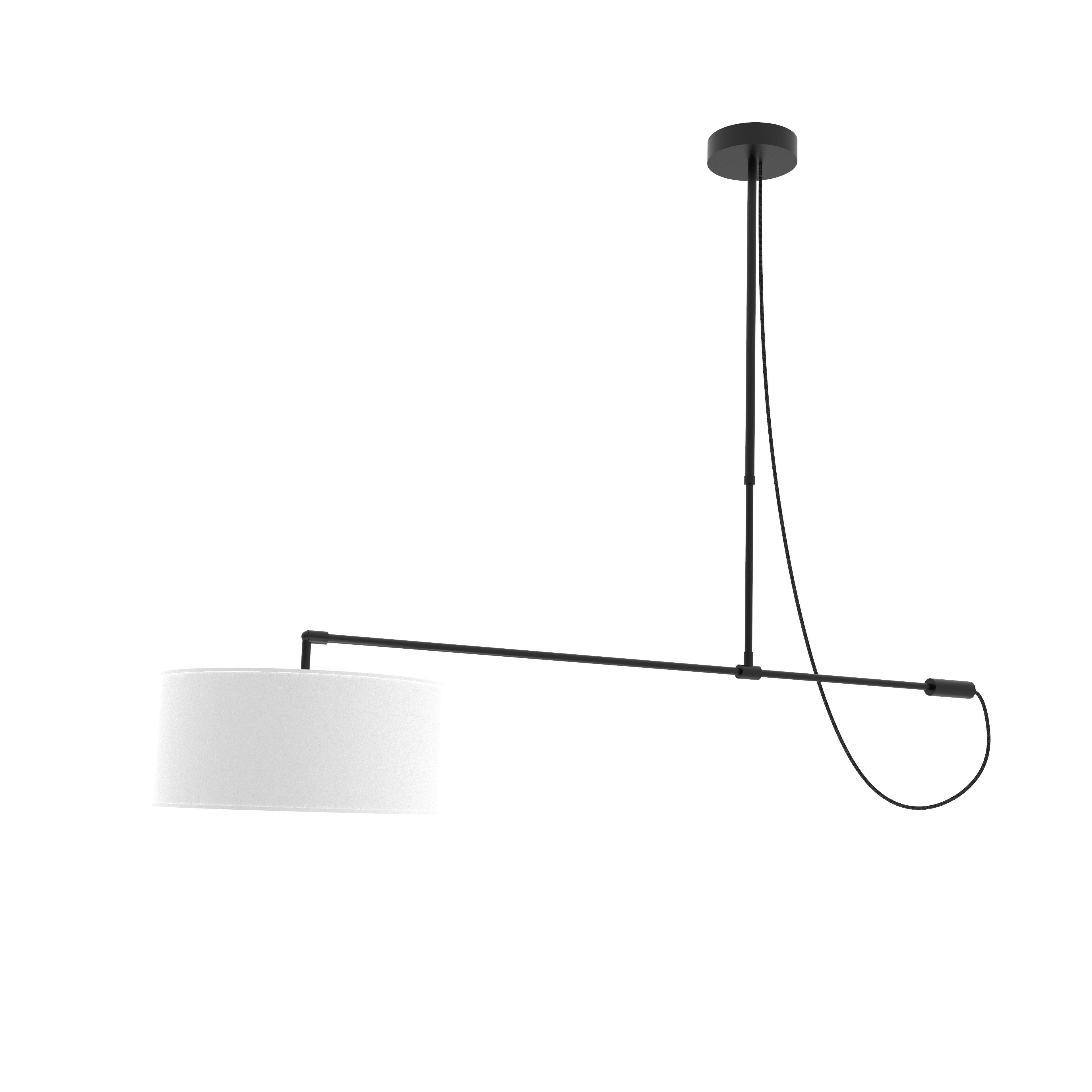 Mattschwarze Raisa-Hängeleuchte von Robin Lamps
Abmessungen: B 45 x T 103 x H 25 cm
MATERIALIEN: Eisenstruktur, Stoffschirm und Textilkabel.

Mit der Raisa Pendelleuchte, einer Leuchte, die anmutige Aufhängung mit textiler Eleganz verbindet, werten