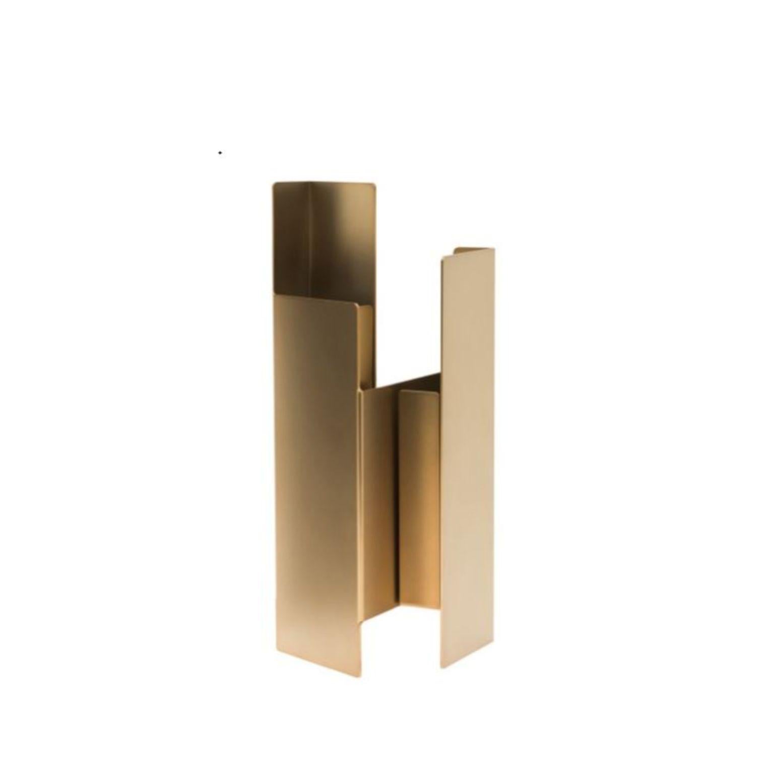 Matte bronze fugit vase by Mason Editions.
Design: Matteo Fiorini
Dimensions: 12 × 15 × 34 cm
Materials: Iron, Pirex glass.

Fugit vase consists of a metal sheet that seems to turn and close around itself, generating an alternation of fullness
