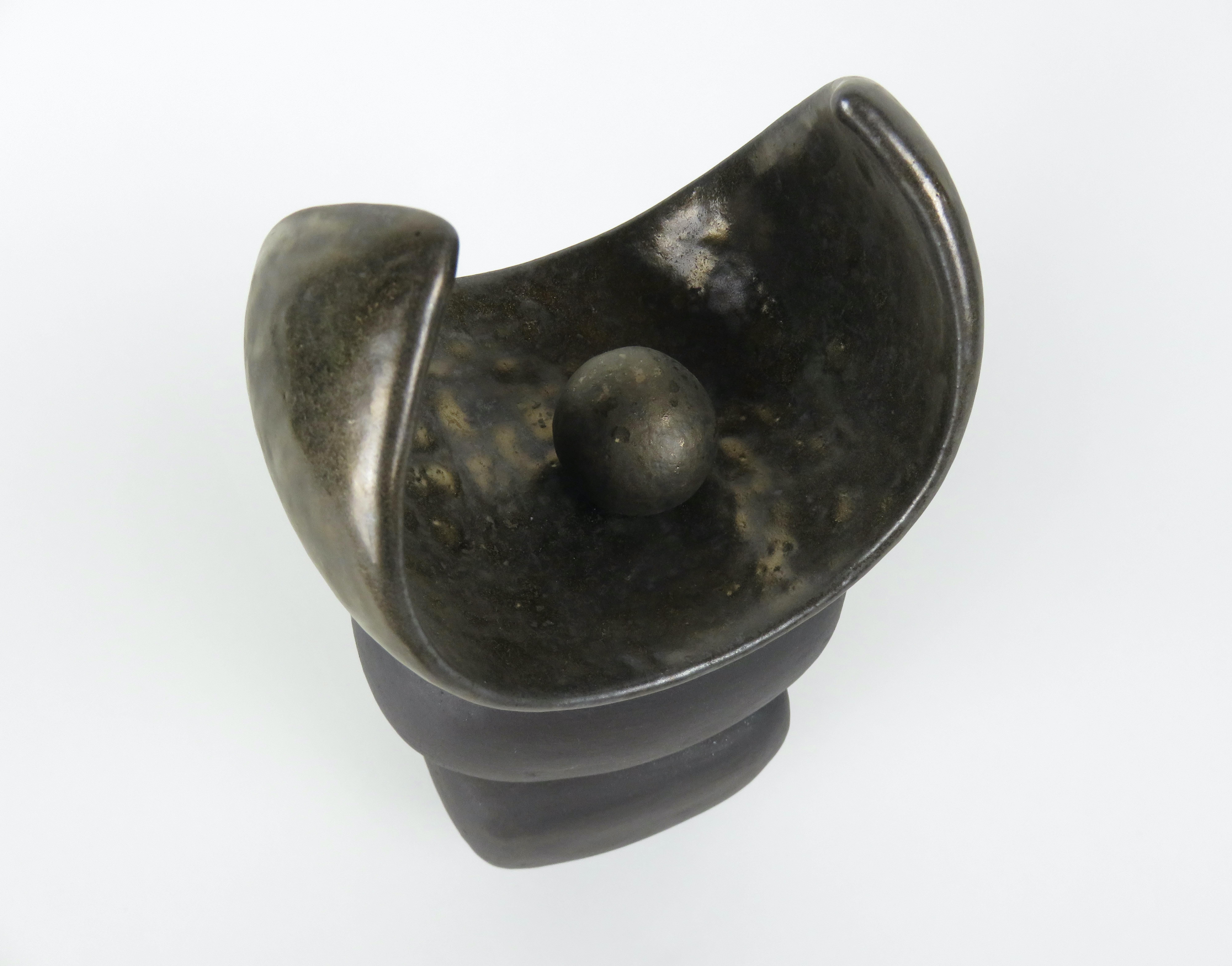 TOTEM aus mattbrauner Keramik mit goldener Bogenkrone auf weichen Würfel- und Oval-Formen im Angebot 4