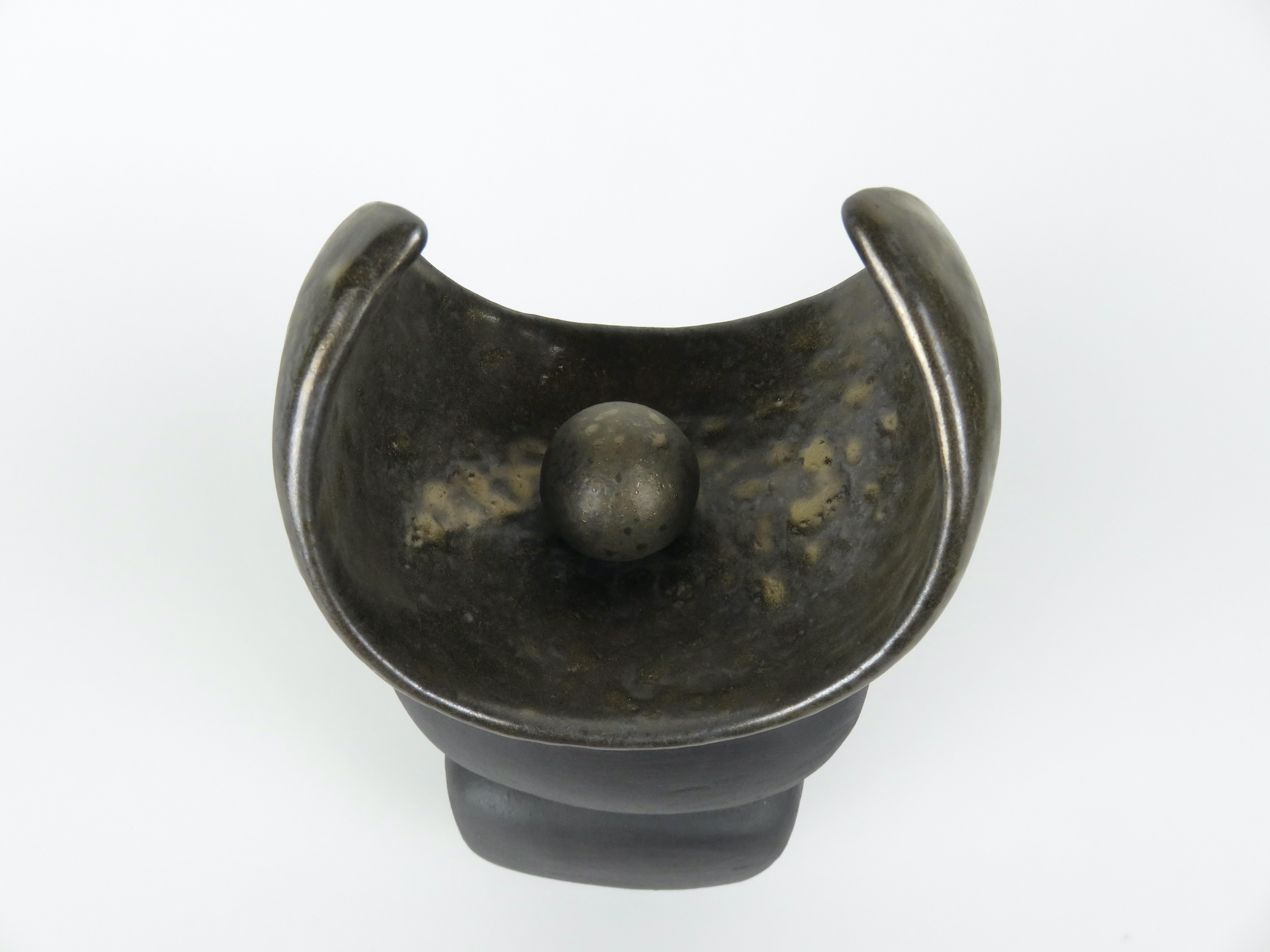 TOTEM aus mattbrauner Keramik mit goldener Bogenkrone auf weichen Würfel- und Oval-Formen im Angebot 5